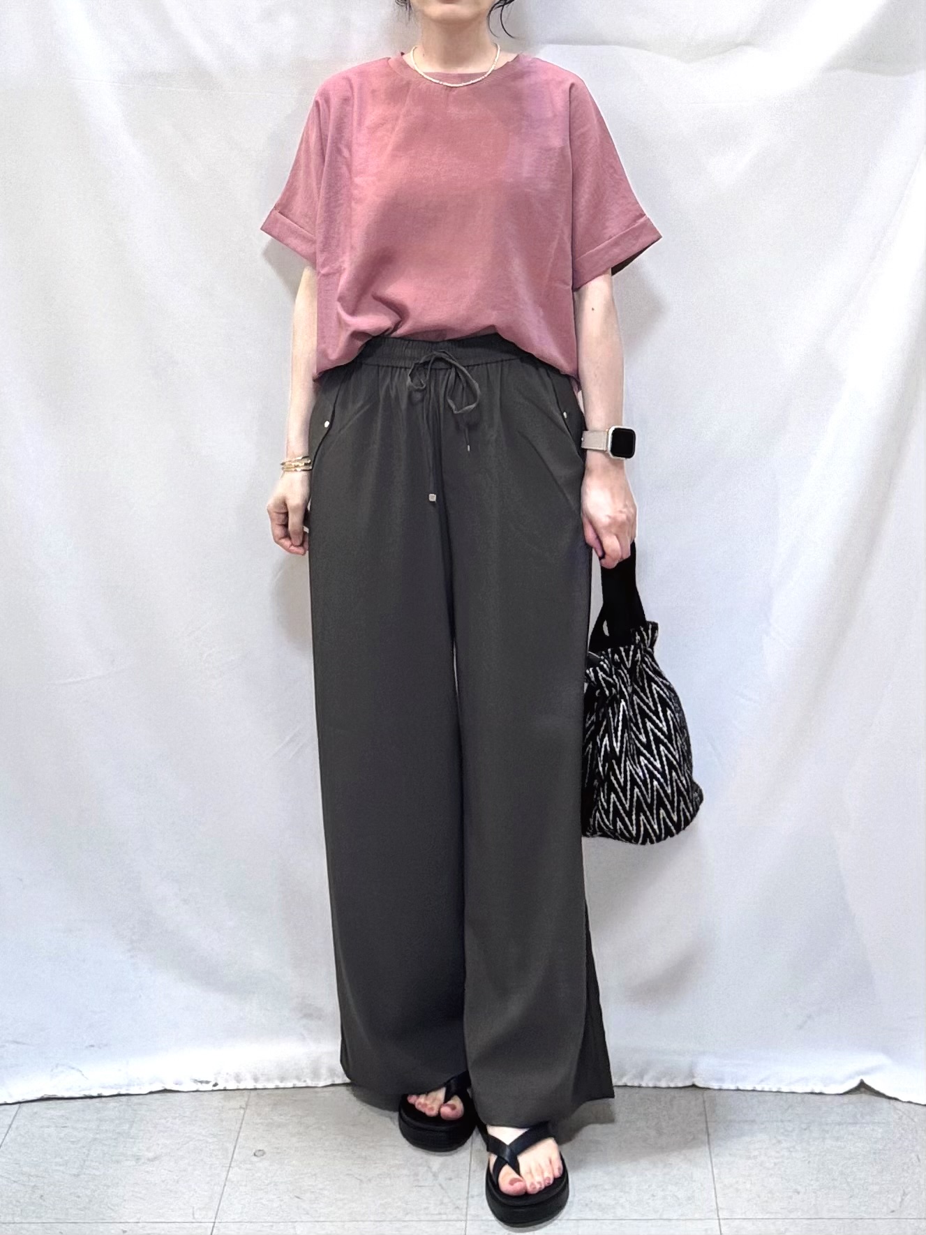 𝐇𝐢𝐫𝐨𝐦𝐢さんの「SHOO･LA･RUE｜【ひんやり/着丈選べる/体型カバー】洗濯後しわになりにくい さらさらドルマンブラウス」を使ったコーディネート