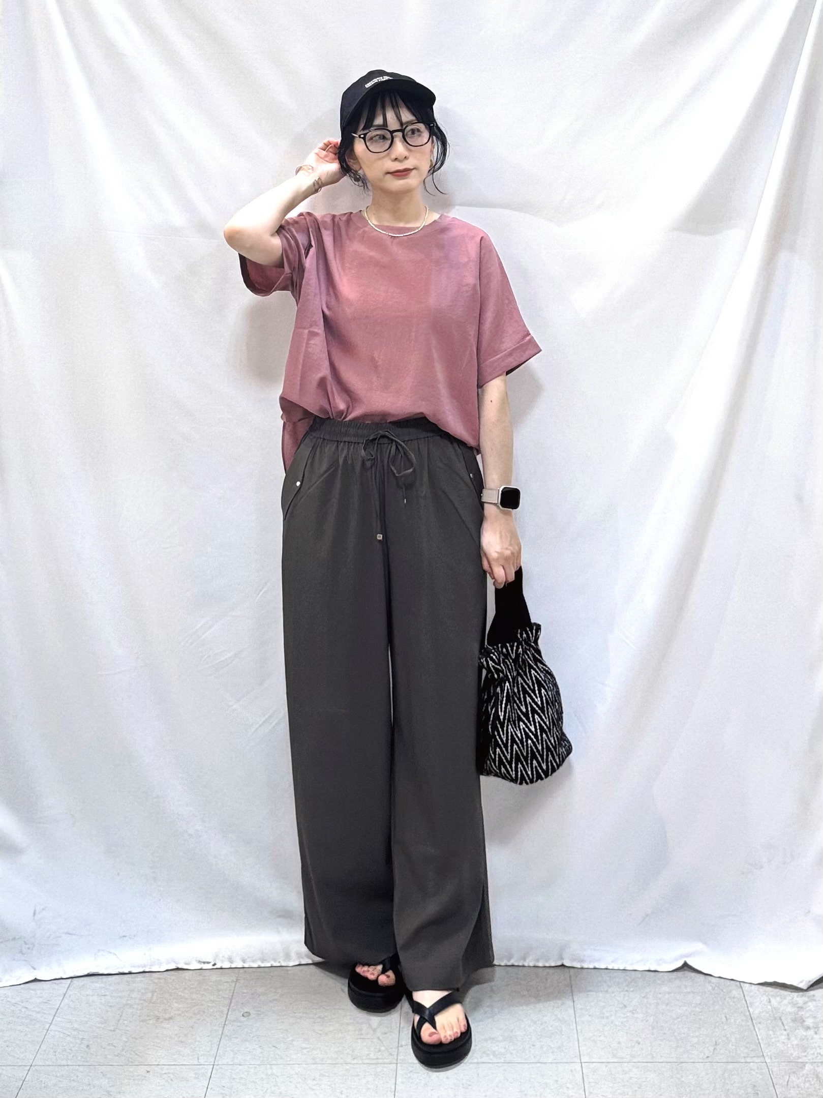 𝐇𝐢𝐫𝐨𝐦𝐢さんの「SHOO･LA･RUE｜【ひんやり/着丈選べる/体型カバー】洗濯後しわになりにくい さらさらドルマンブラウス」を使ったコーディネート