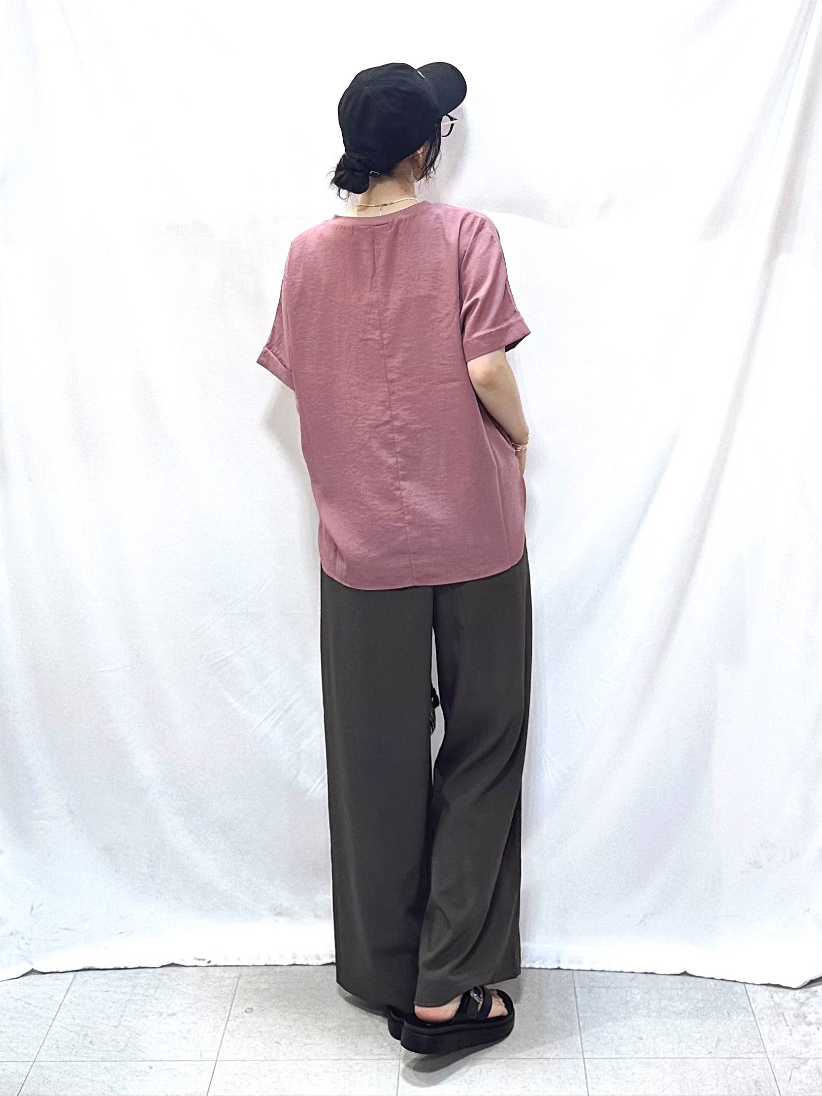𝐇𝐢𝐫𝐨𝐦𝐢さんの「SHOO･LA･RUE｜【ひんやり/着丈選べる/体型カバー】洗濯後しわになりにくい さらさらドルマンブラウス」を使ったコーディネート