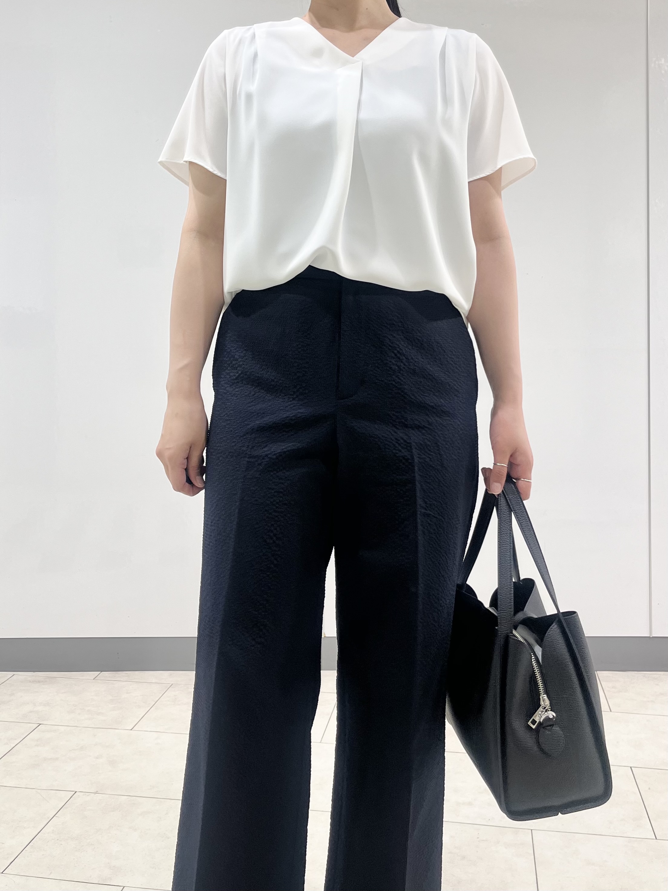 hasuさんの「INDIVI｜【洗える／UVケア】幾何学柄＆無地 タックVネック 半袖ブラウス」を使ったコーディネート