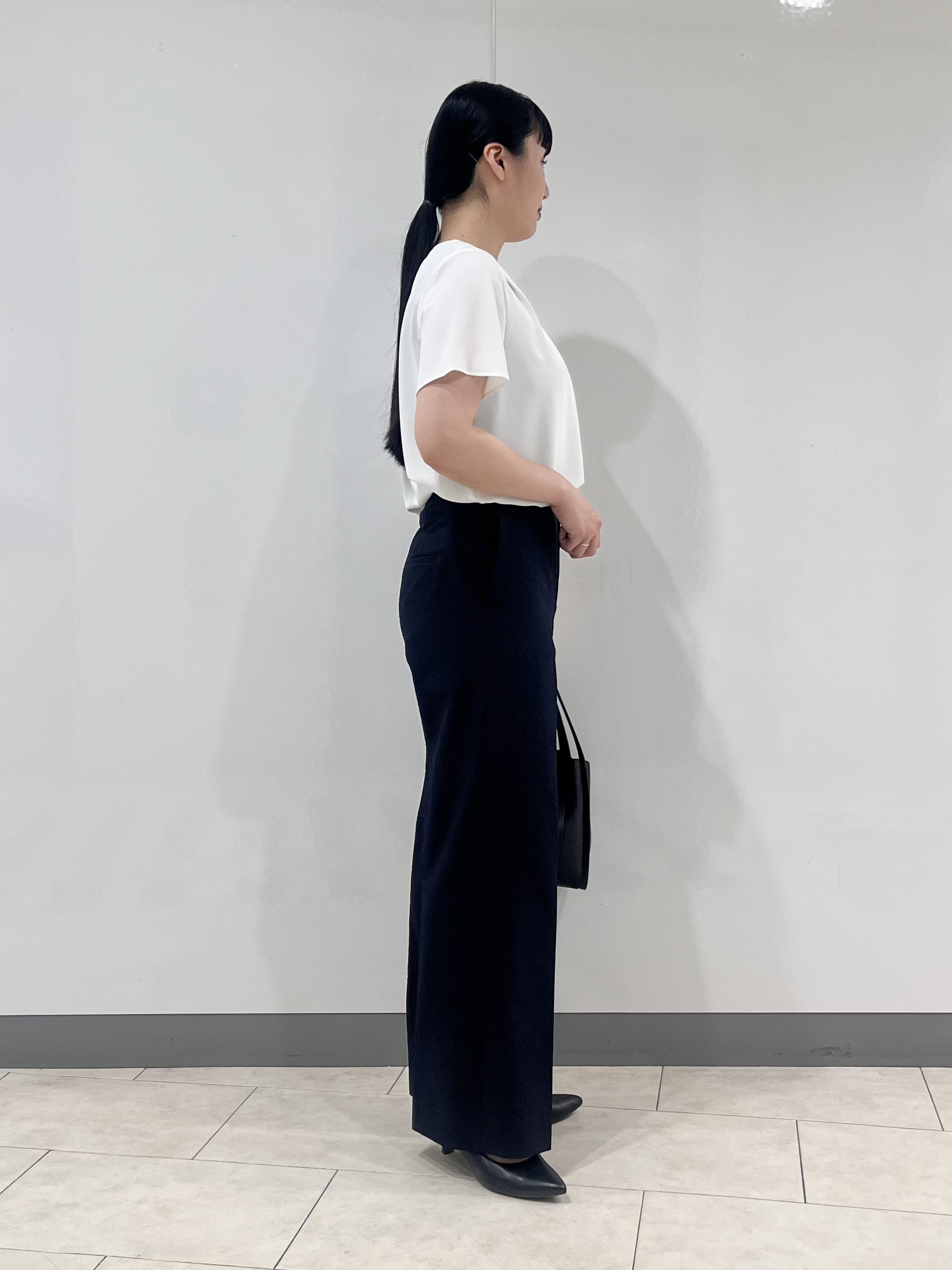 hasuさんの「INDIVI｜【洗える／UVケア】幾何学柄＆無地 タックVネック 半袖ブラウス」を使ったコーディネート