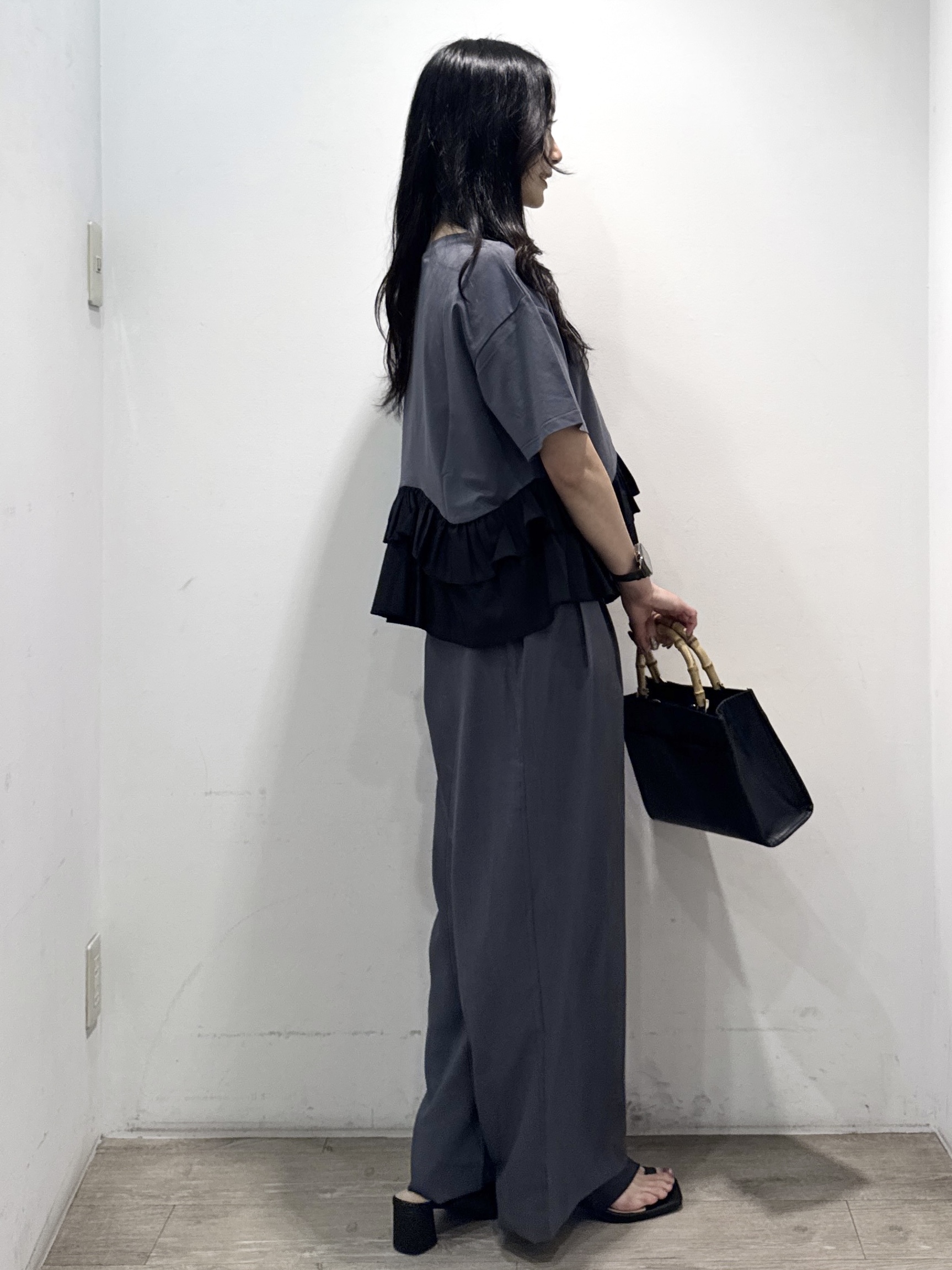 yuicciさんの「OPAQUE.CLIP｜裾フリルドッキングTシャツ【洗濯機OK】」を使ったコーディネート
