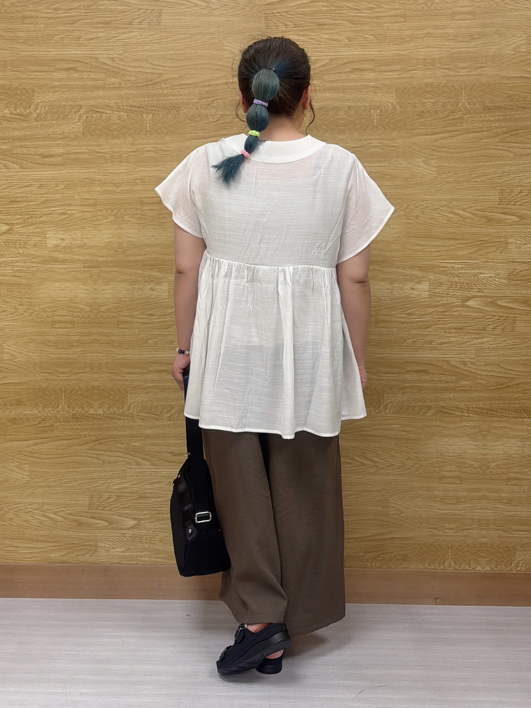 ぁむさんの「SHOO･LA･RUE｜【ひんやり/UV/体型カバー】インせず着られる Vネックギャザーブラウス」を使ったコーディネート