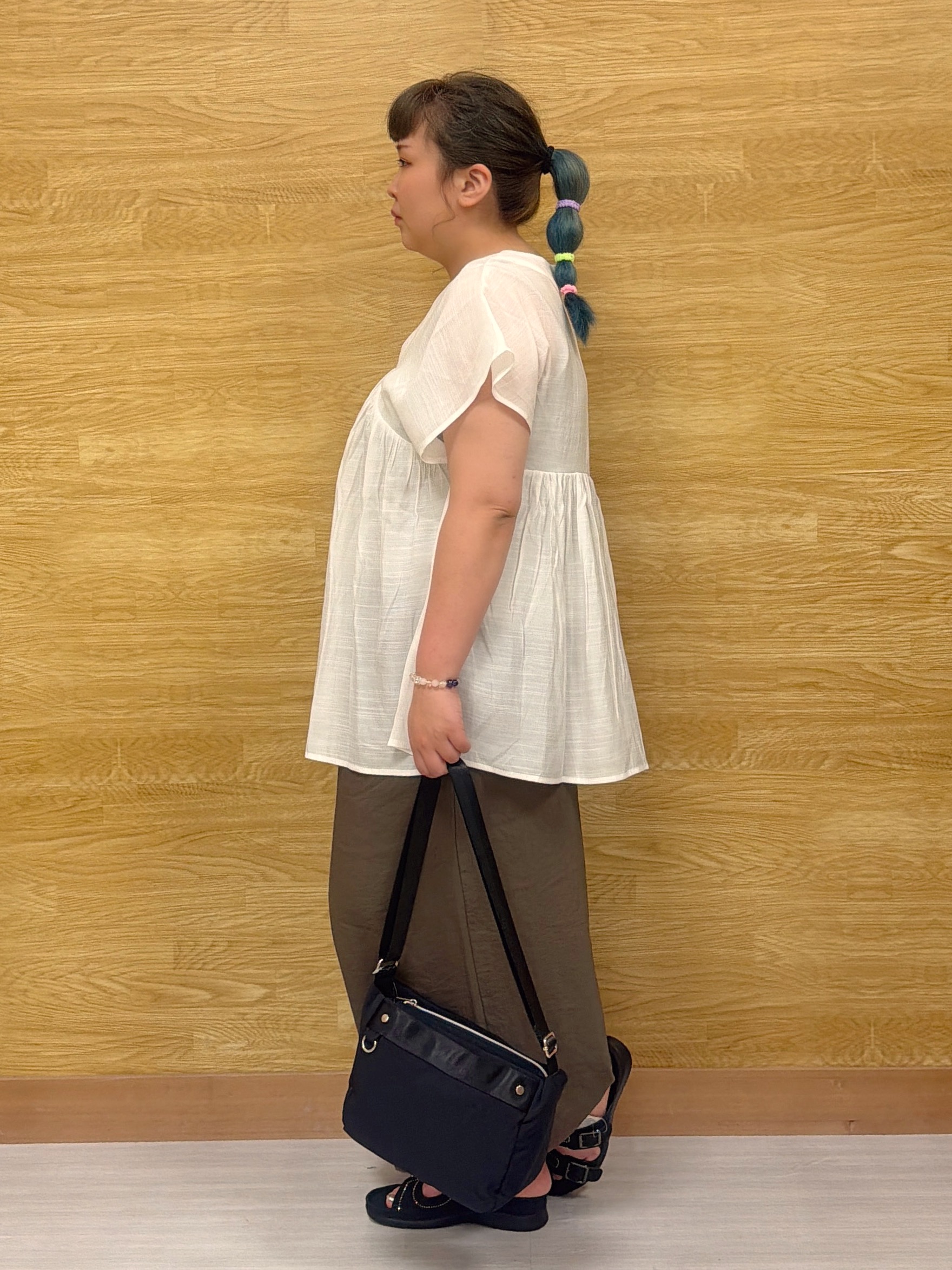 ぁむさんの「SHOO･LA･RUE｜【ひんやり/UV/体型カバー】インせず着られる Vネックギャザーブラウス」を使ったコーディネート