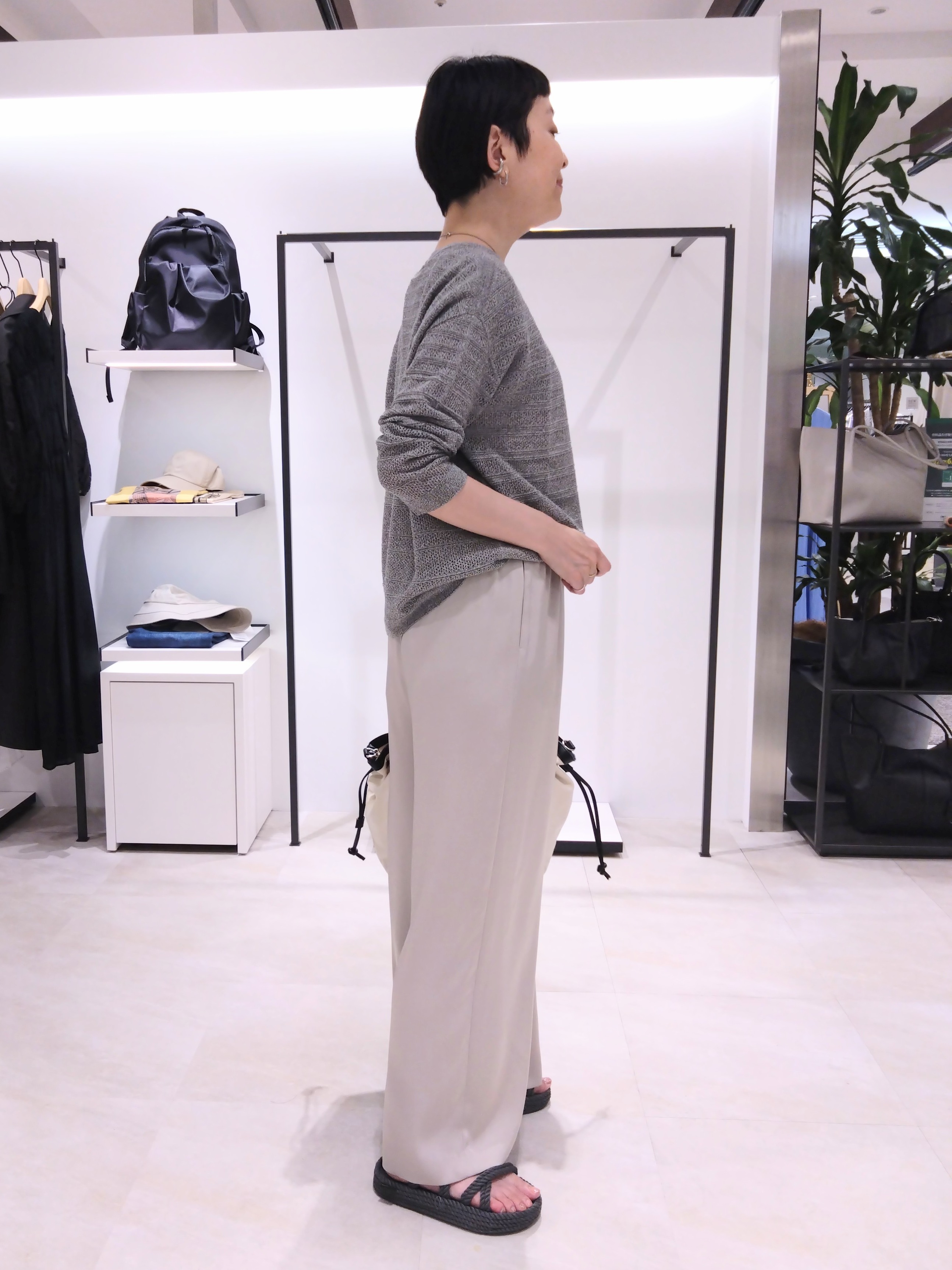 まちこさんの「UNTITLED｜【接触冷感/吸水速乾】サテンワイドパンツ」を使ったコーディネート