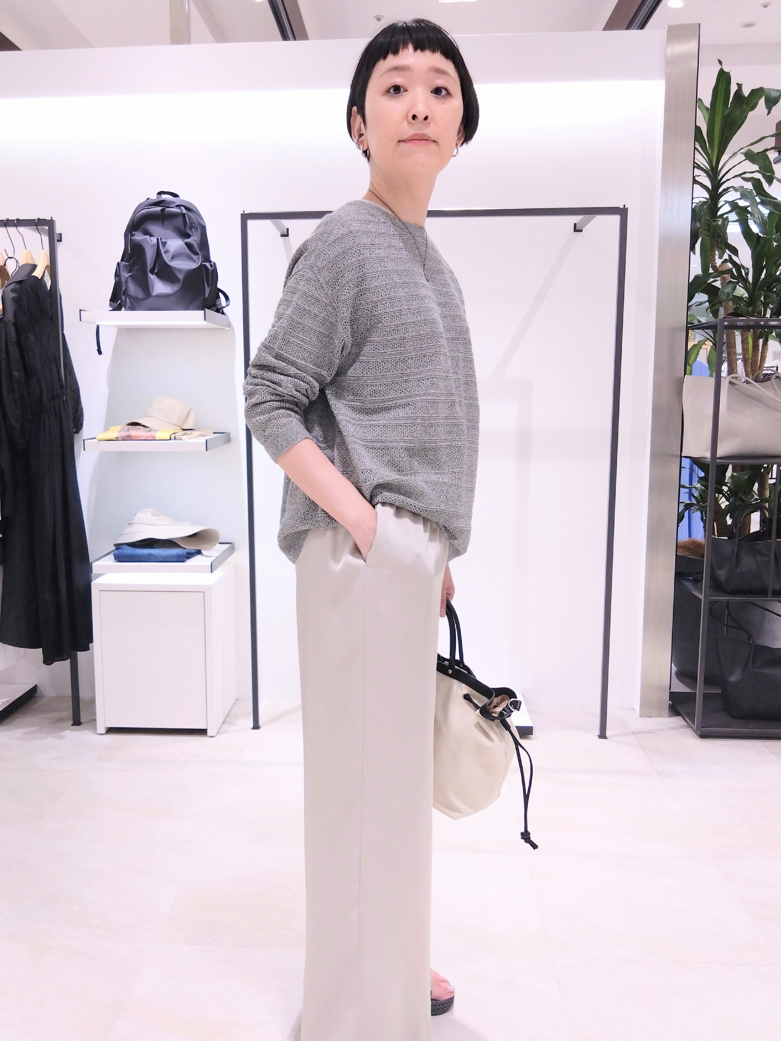 まちこさんの「UNTITLED｜【接触冷感/吸水速乾】サテンワイドパンツ」を使ったコーディネート