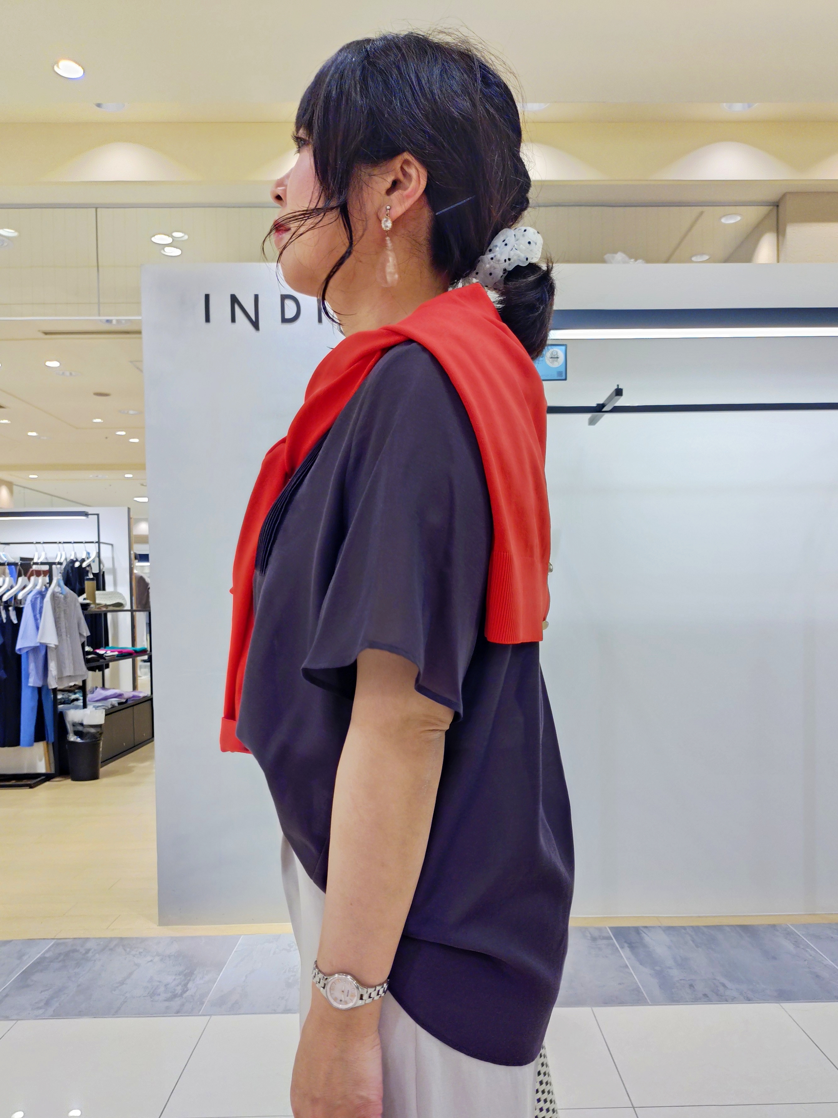 TOMOMIさんの「INDIVI｜【洗える／UVケア／SETUP可】着る日傘ワイドパンツ」を使ったコーディネート