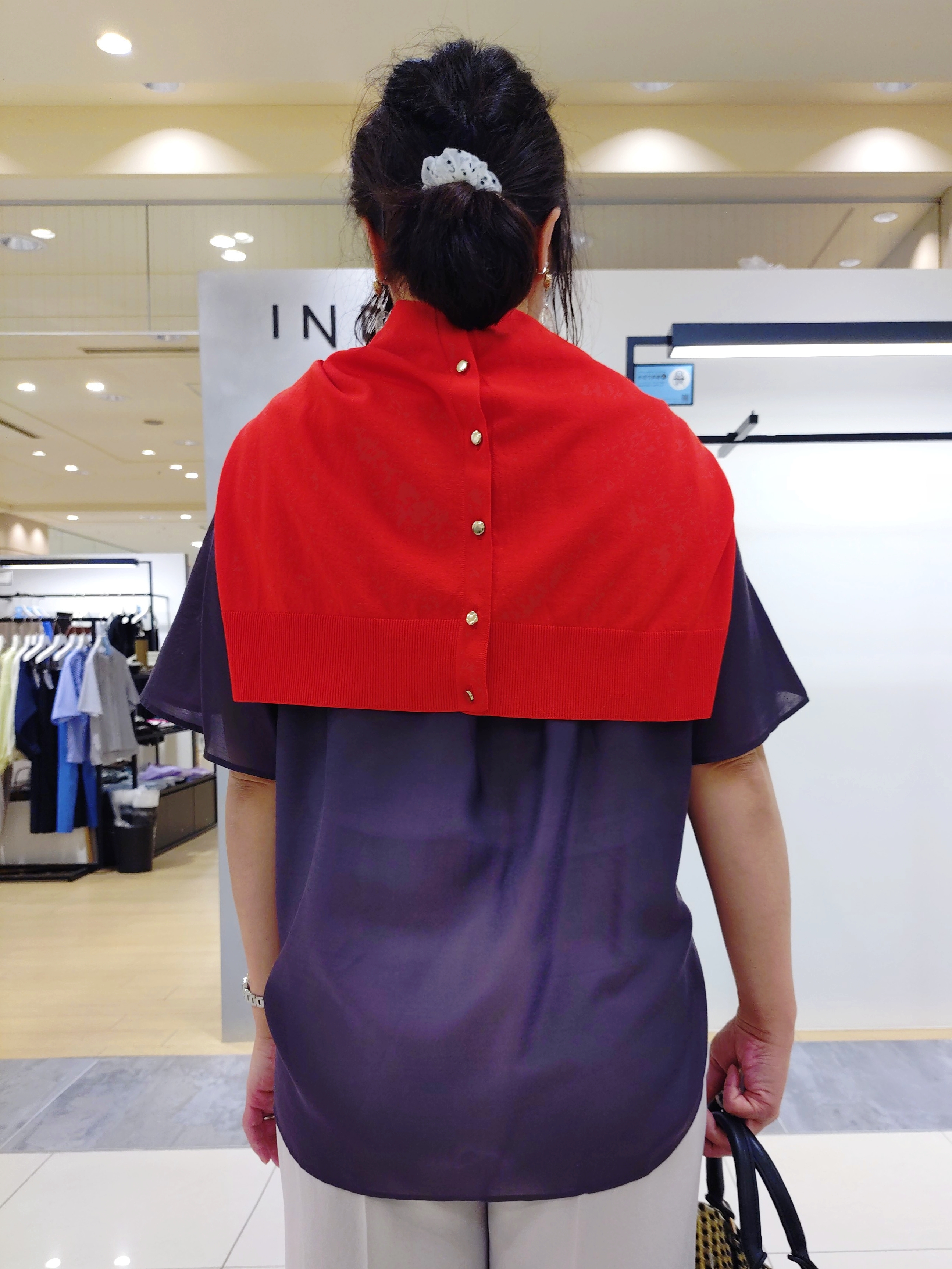 TOMOMIさんの「INDIVI｜【洗える／UVケア／SETUP可】着る日傘ワイドパンツ」を使ったコーディネート