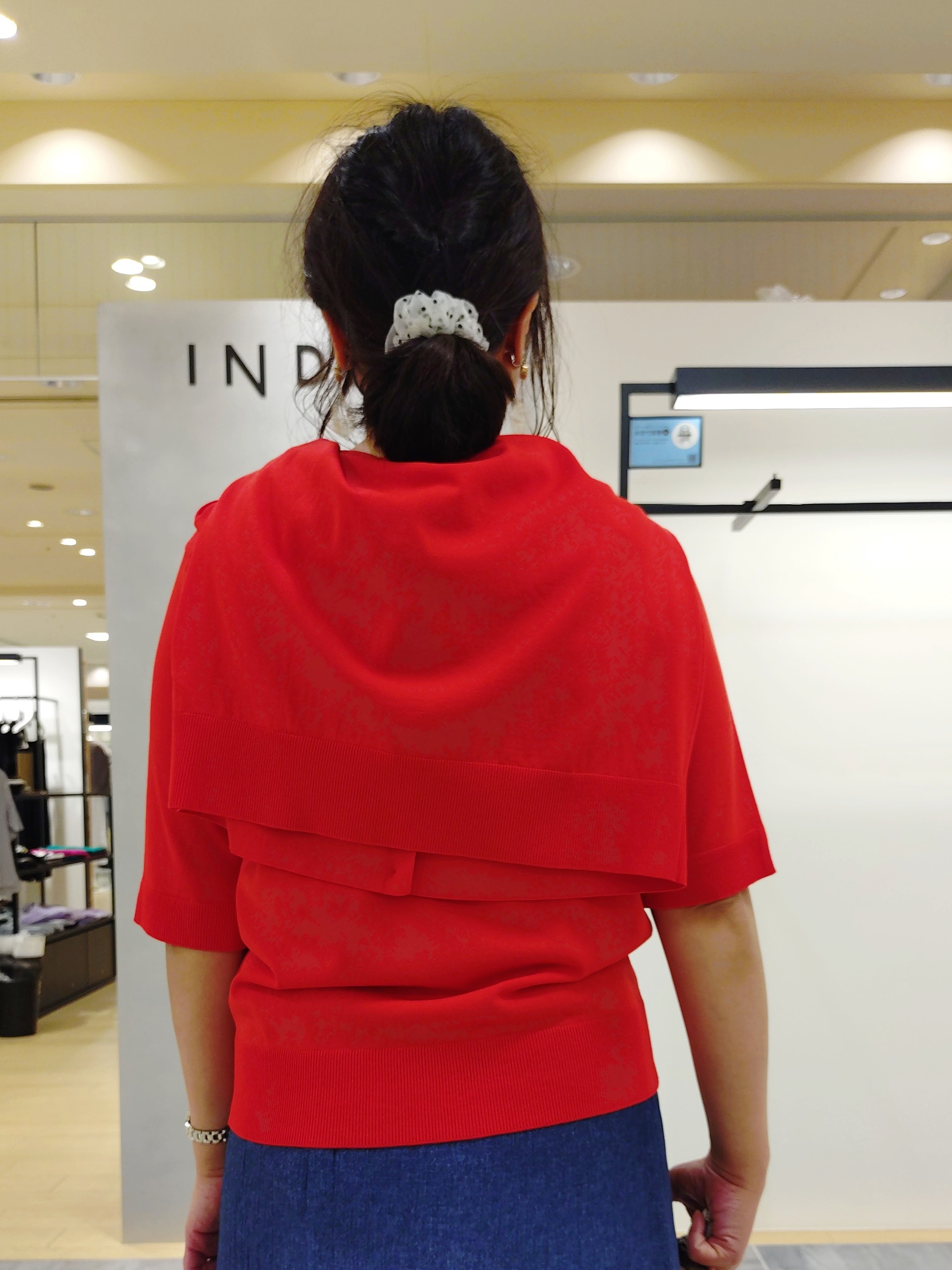 TOMOMIさんの「INDIVI｜【洗える／きれいめ】デニム風シアーティアードスカート」を使ったコーディネート
