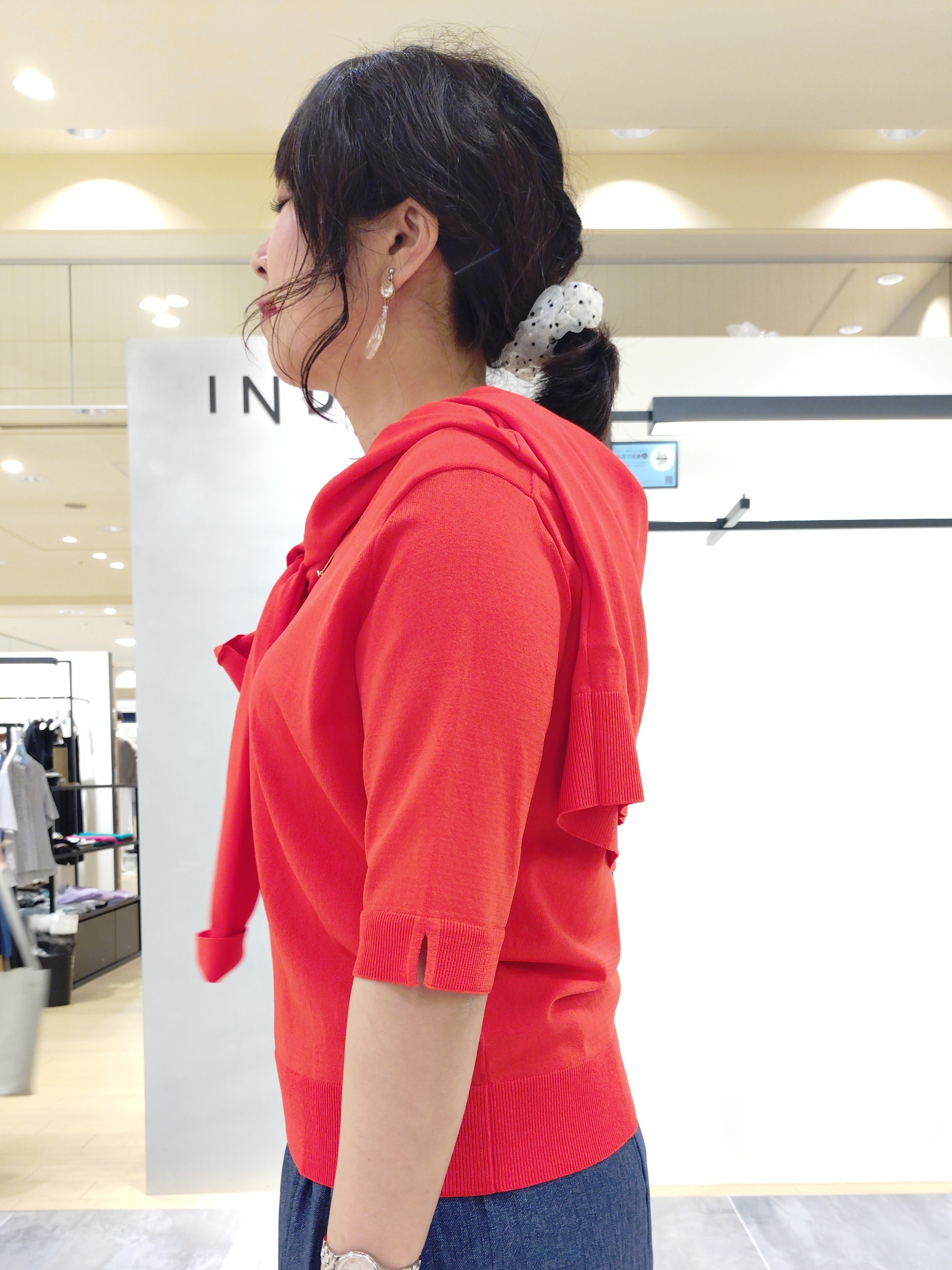 TOMOMIさんの「INDIVI｜【洗える／きれいめ】デニム風シアーティアードスカート」を使ったコーディネート
