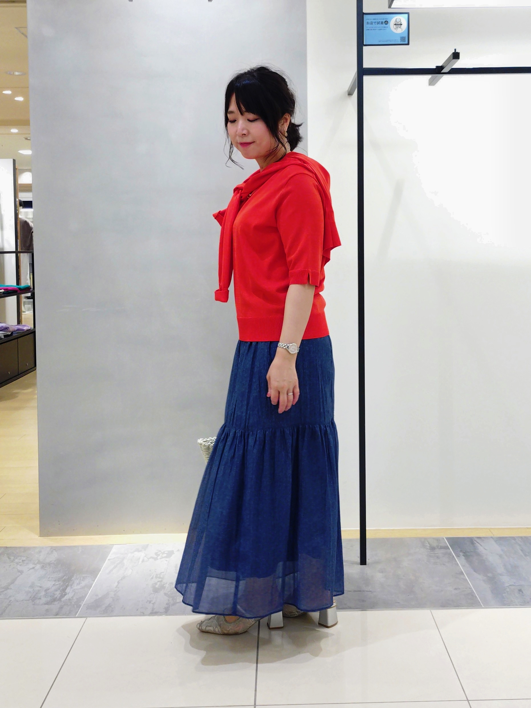 TOMOMIさんの「INDIVI｜【洗える／きれいめ】デニム風シアーティアードスカート」を使ったコーディネート