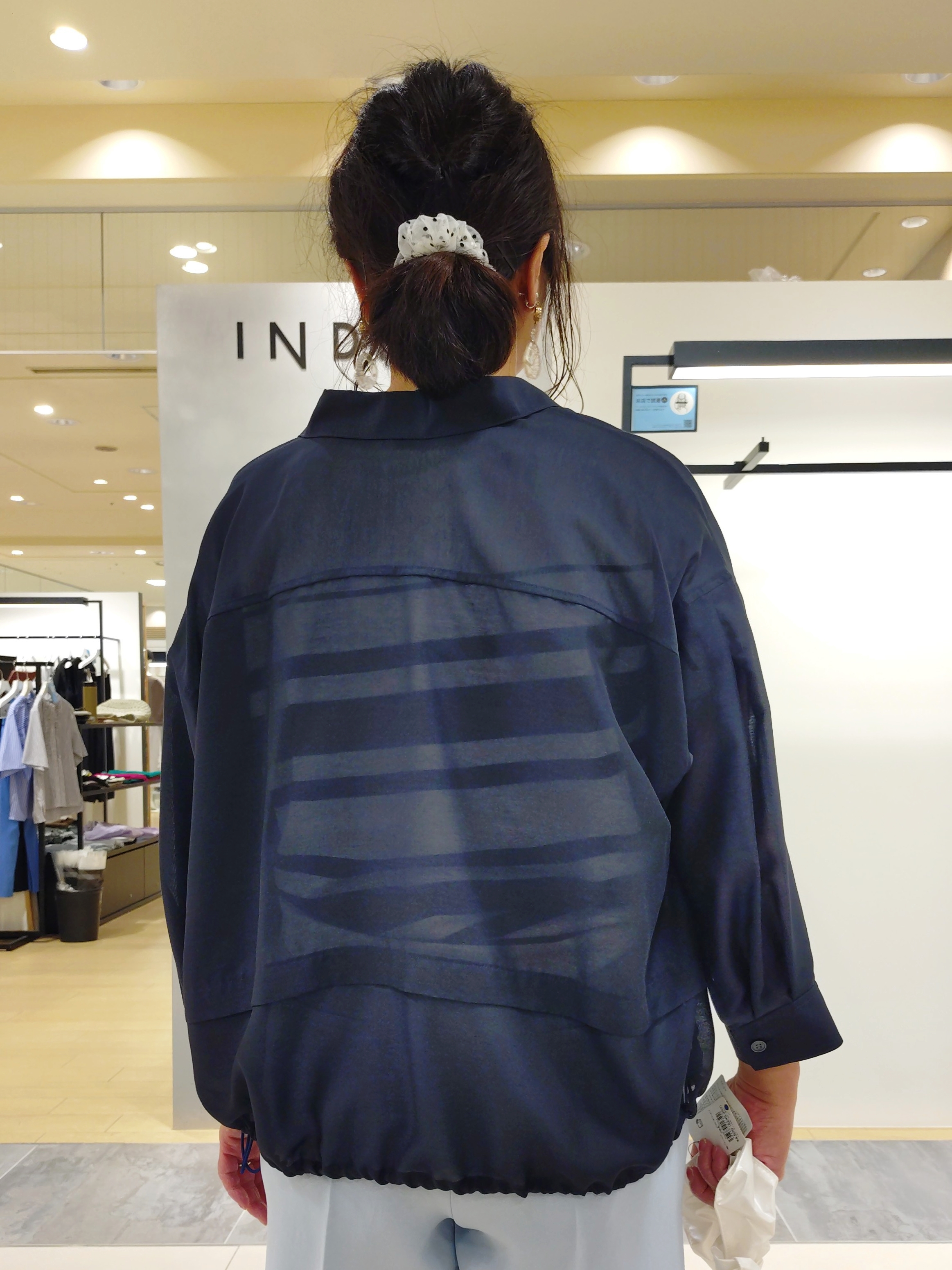 TOMOMIさんの「INDIVI｜【新色登場！超軽量】2WAYドロストショルダーバッグ」を使ったコーディネート