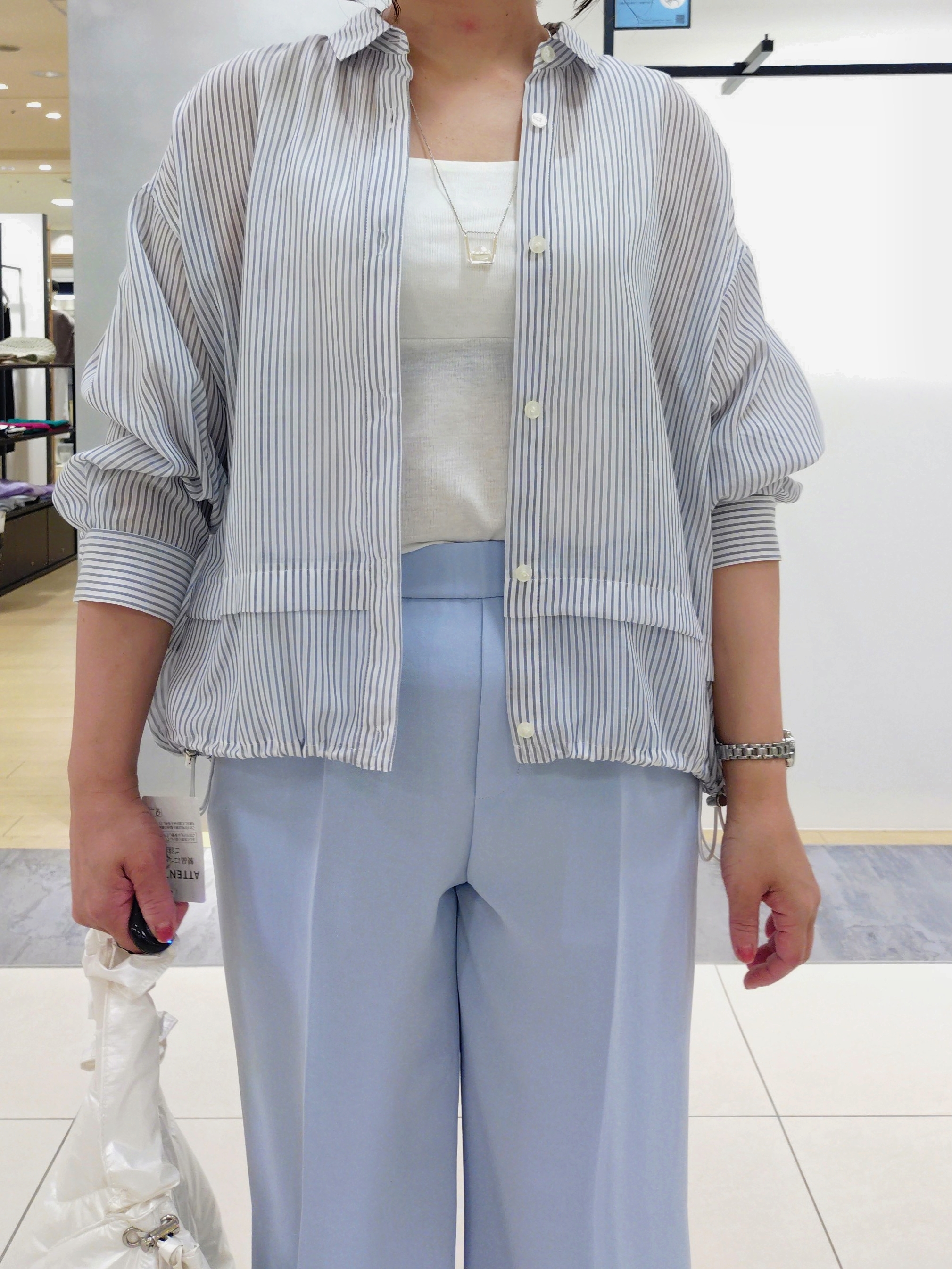 TOMOMIさんの「INDIVI｜【接触冷感／洗える／2WAY】ドロスト付 シアーシャンブレーシャツ」を使ったコーディネート