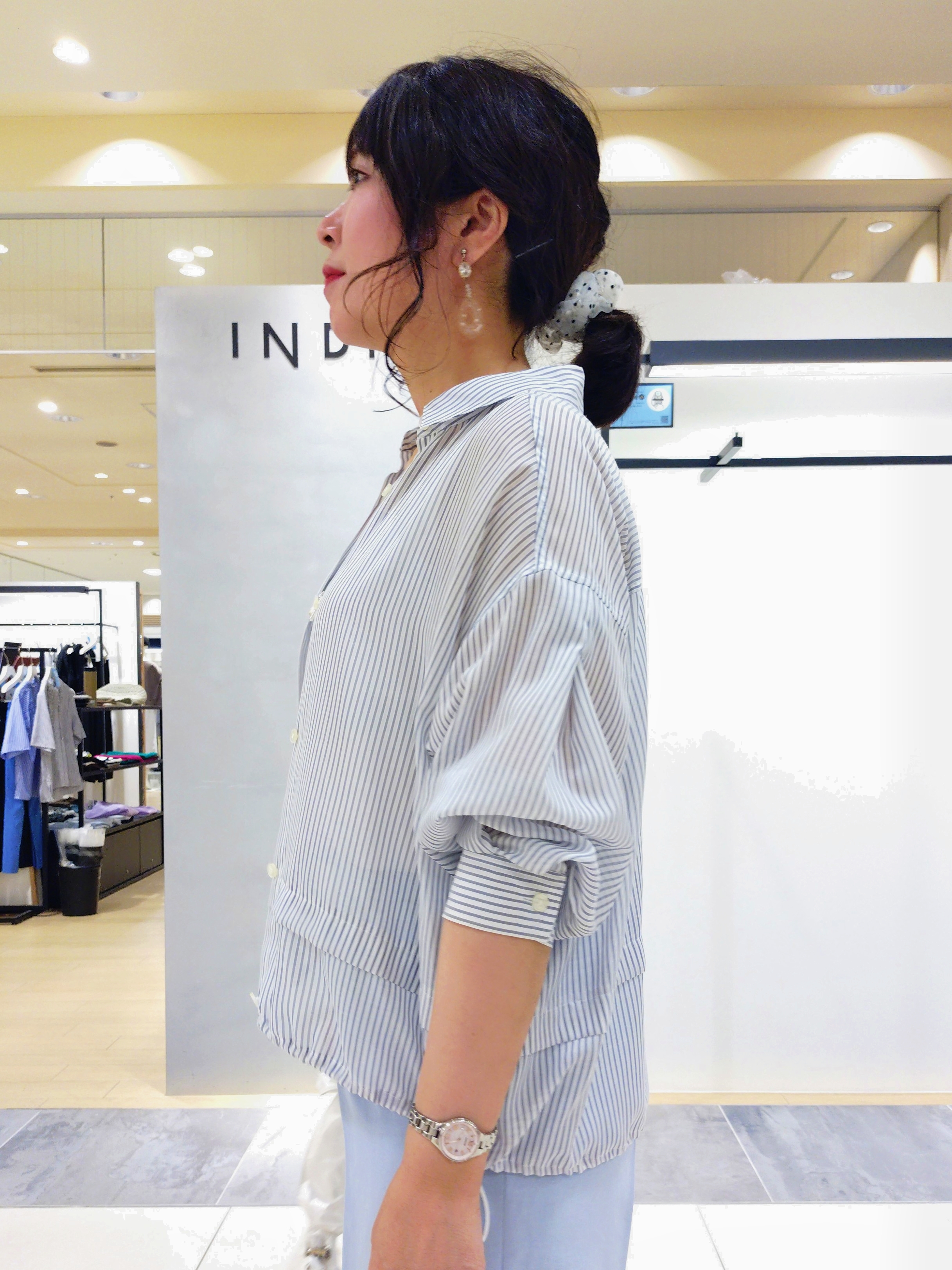 TOMOMIさんの「INDIVI｜【接触冷感／洗える／2WAY】ドロスト付 シアーシャンブレーシャツ」を使ったコーディネート