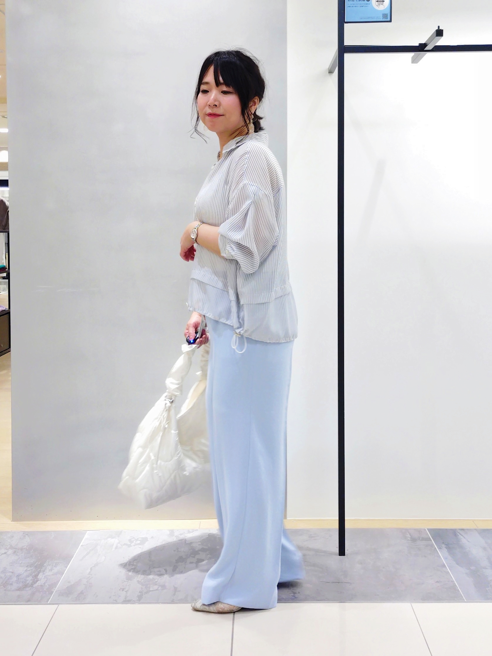 TOMOMIさんの「INDIVI｜【接触冷感／洗える／2WAY】ドロスト付 シアーシャンブレーシャツ」を使ったコーディネート