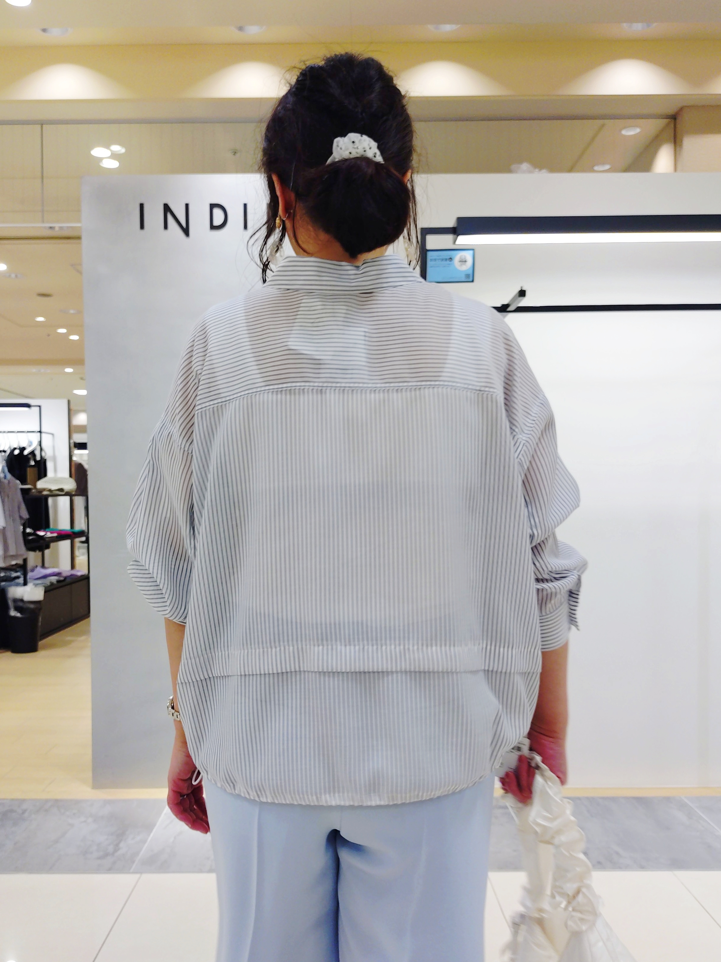 TOMOMIさんの「INDIVI｜【接触冷感／洗える／2WAY】ドロスト付 シアーシャンブレーシャツ」を使ったコーディネート