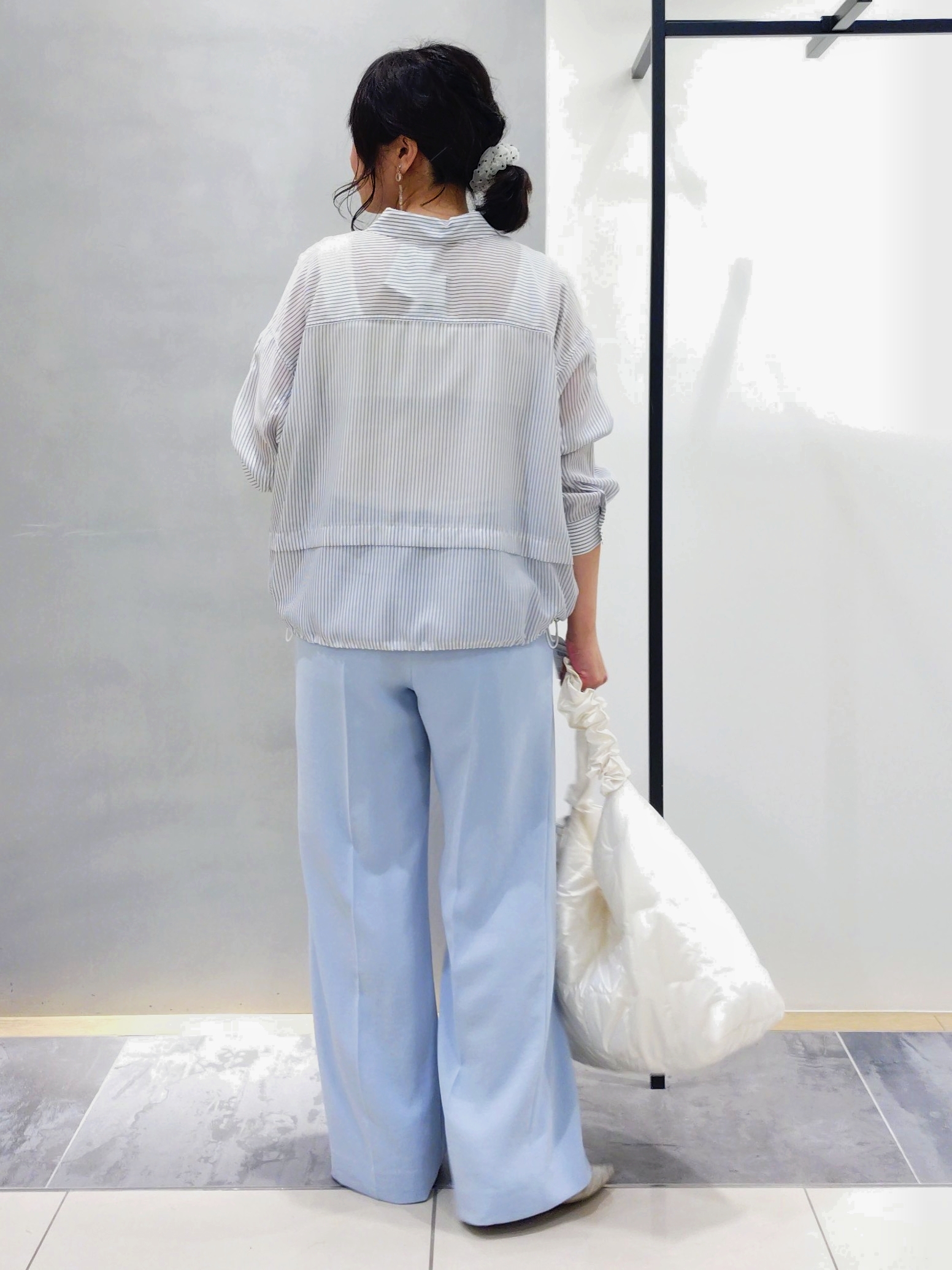 TOMOMIさんの「INDIVI｜【接触冷感／洗える／2WAY】ドロスト付 シアーシャンブレーシャツ」を使ったコーディネート