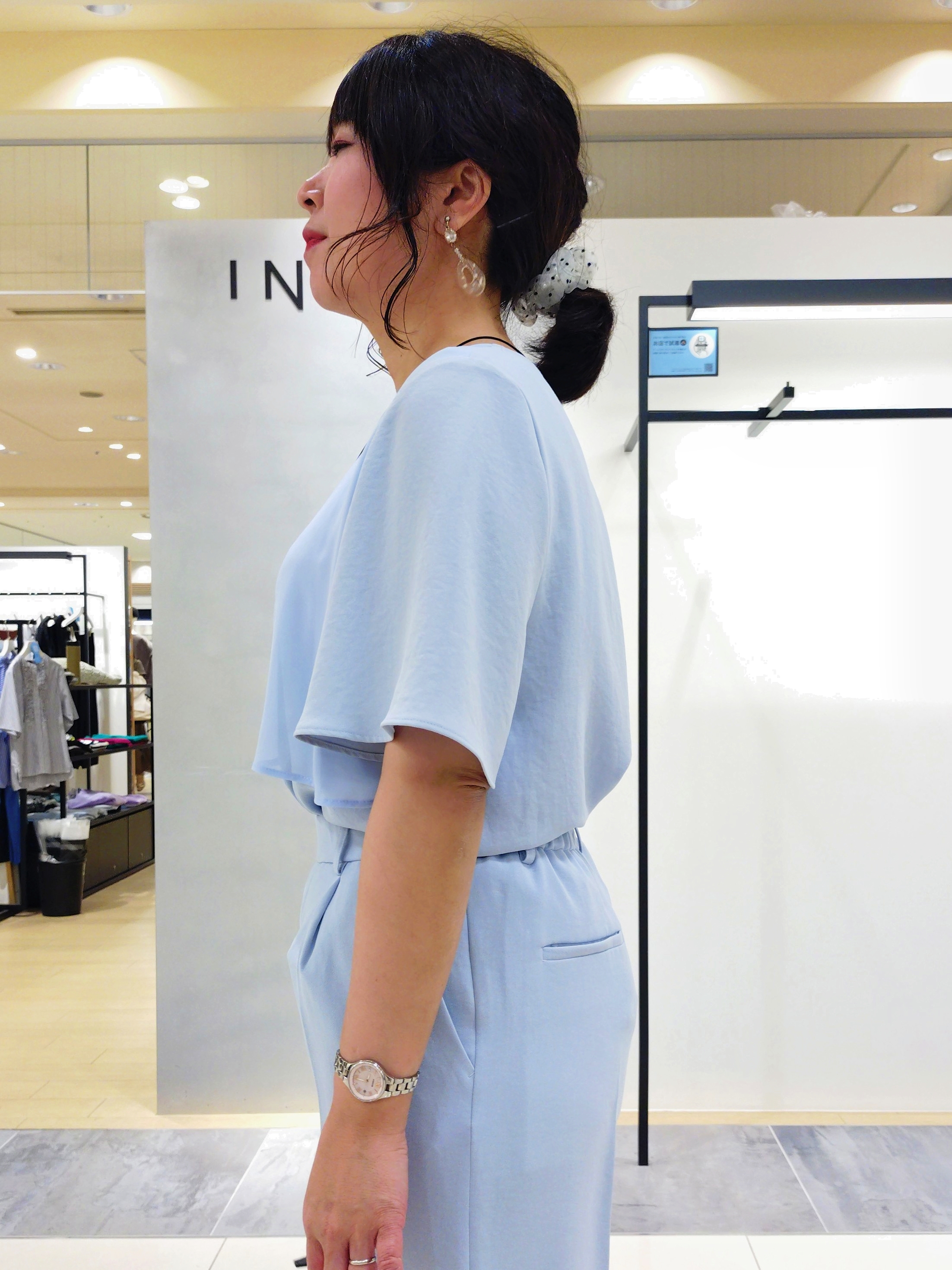TOMOMIさんの「INDIVI｜【洗える／UVケア／SETUP可】着る日傘ワイドパンツ」を使ったコーディネート