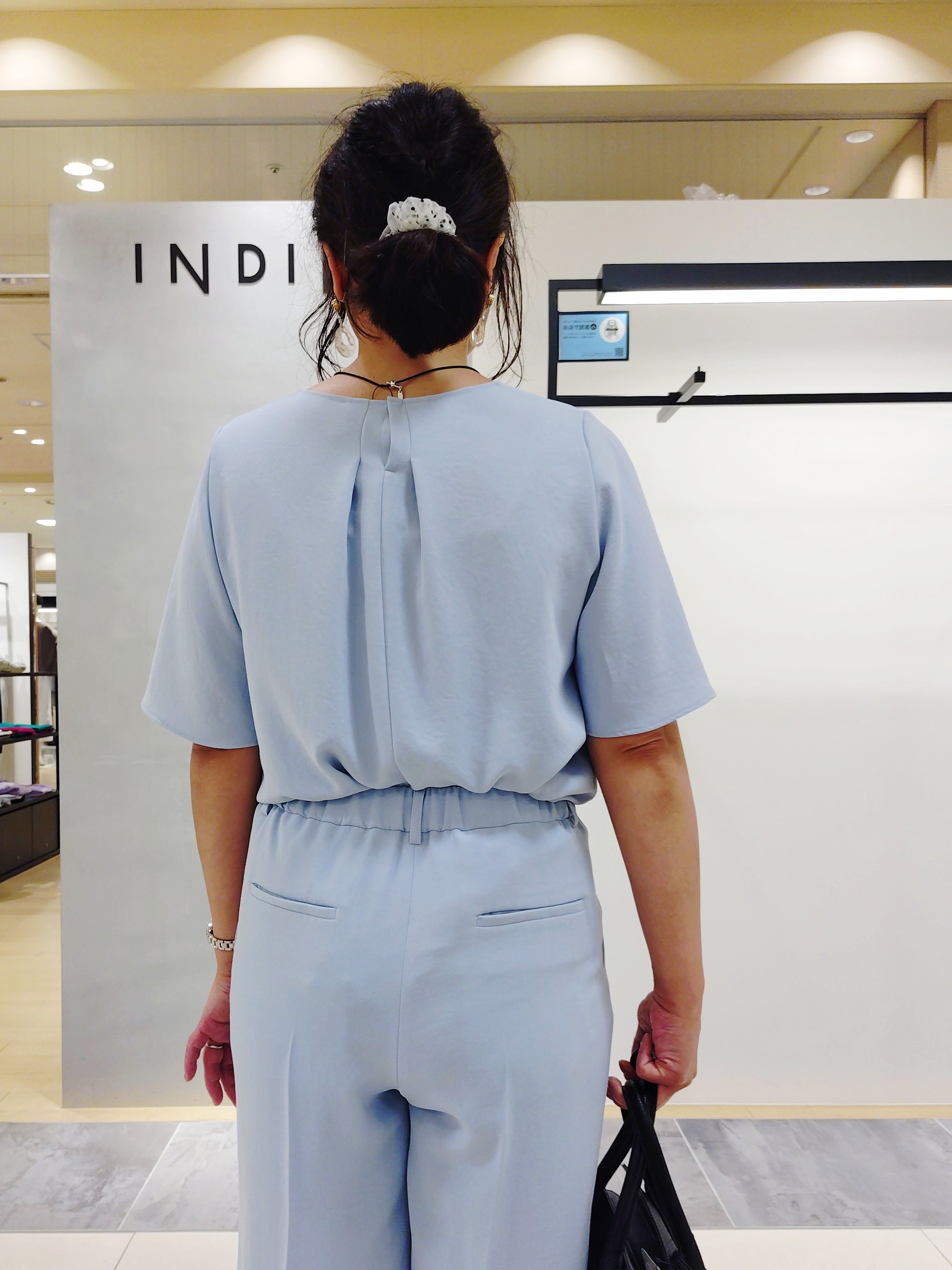TOMOMIさんの「INDIVI｜【洗える／UVケア／SETUP可】着る日傘ワイドパンツ」を使ったコーディネート