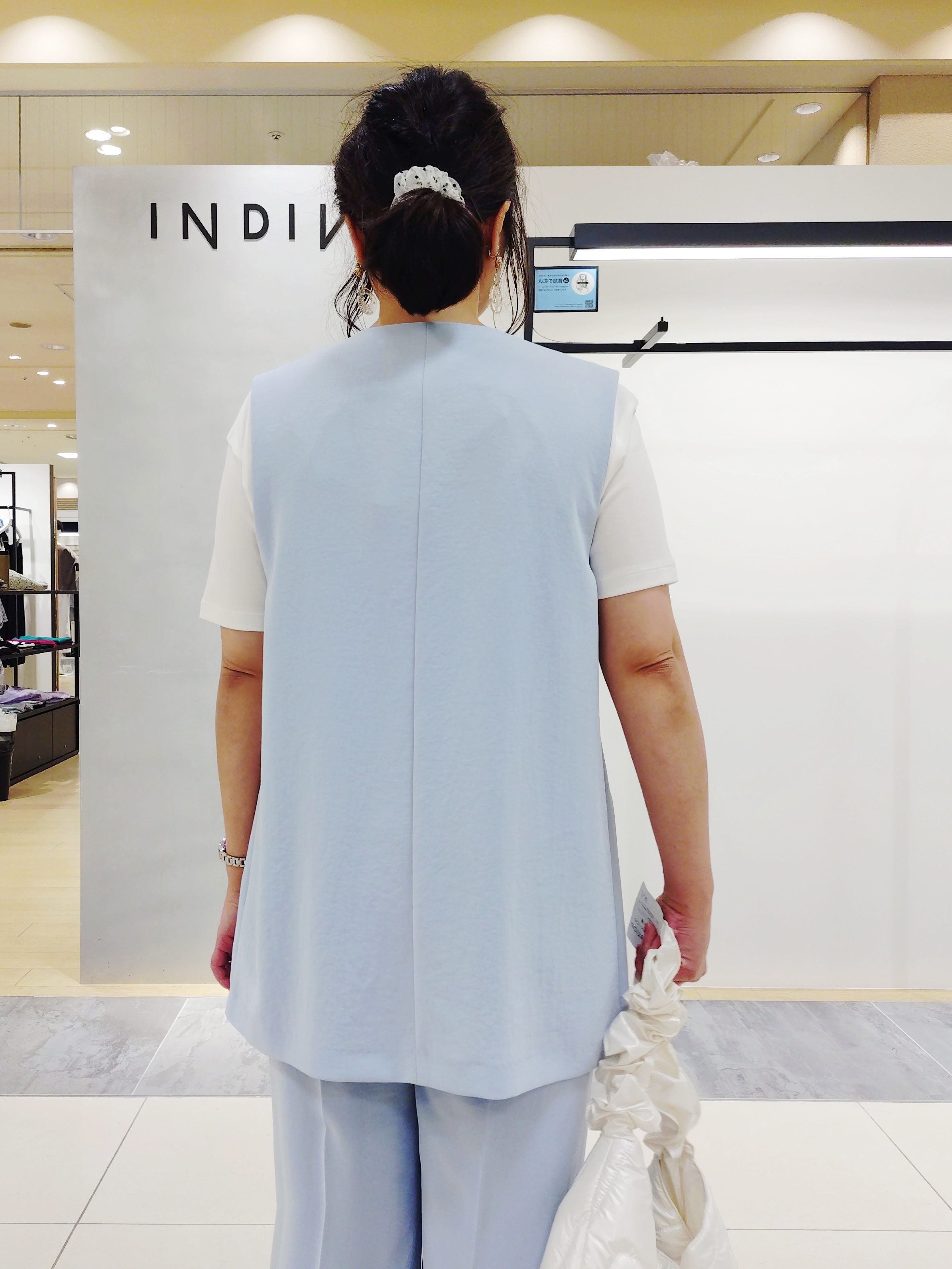 TOMOMIさんの「INDIVI｜【UVケア／選べるグラフィック】スムースジャージTシャツ」を使ったコーディネート