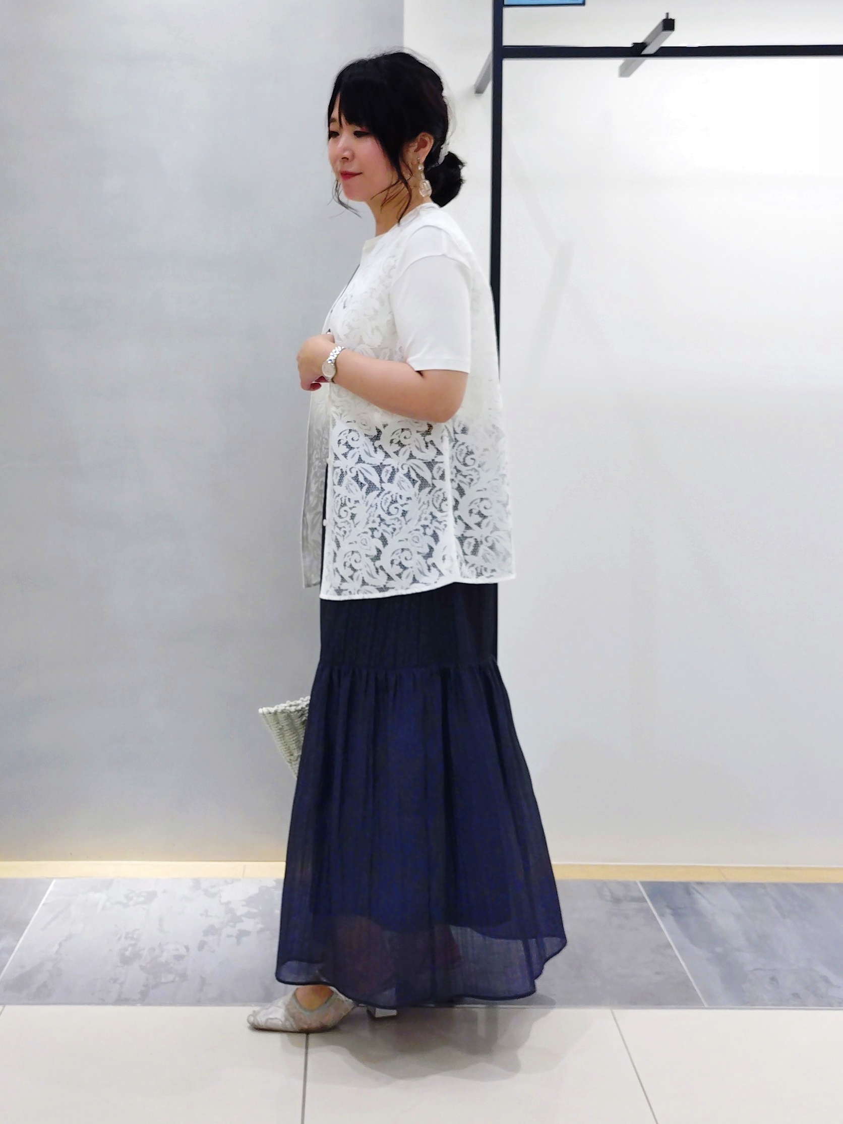 TOMOMIさんの「INDIVI｜【洗える／きれいめ】デニム風シアーティアードスカート」を使ったコーディネート