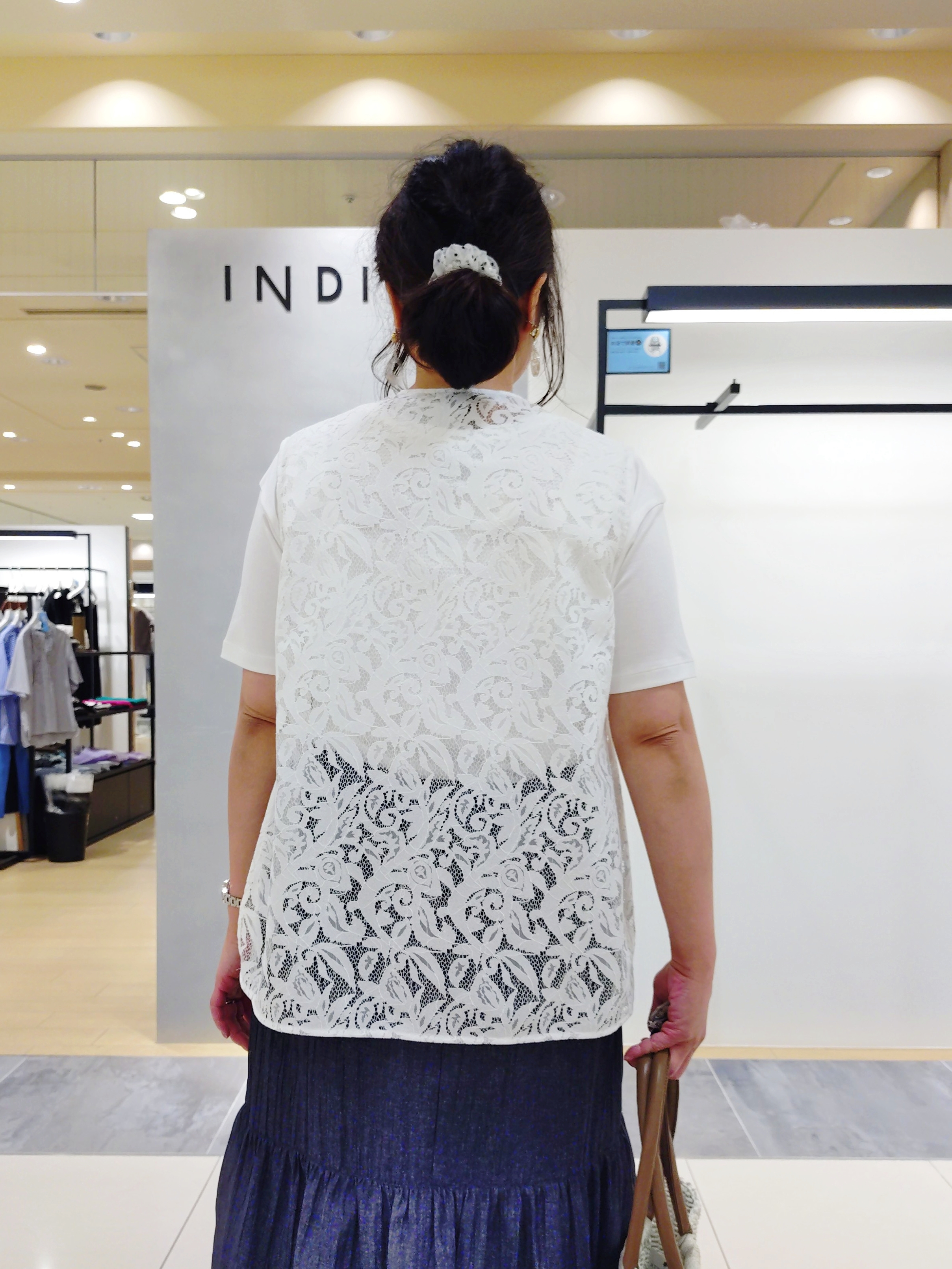 TOMOMIさんの「INDIVI｜【洗える／きれいめ】デニム風シアーティアードスカート」を使ったコーディネート