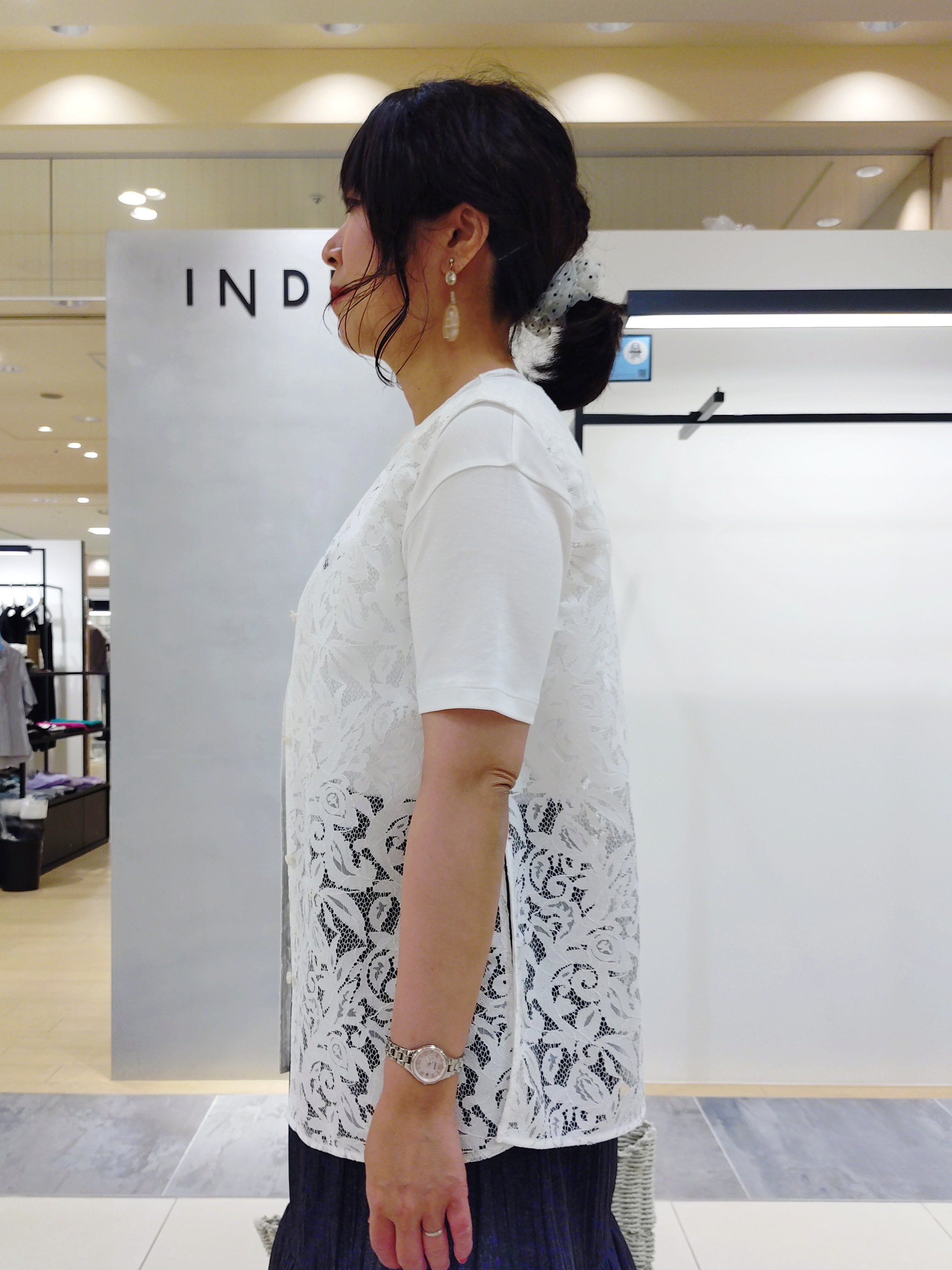 TOMOMIさんの「INDIVI｜【洗える／きれいめ】デニム風シアーティアードスカート」を使ったコーディネート