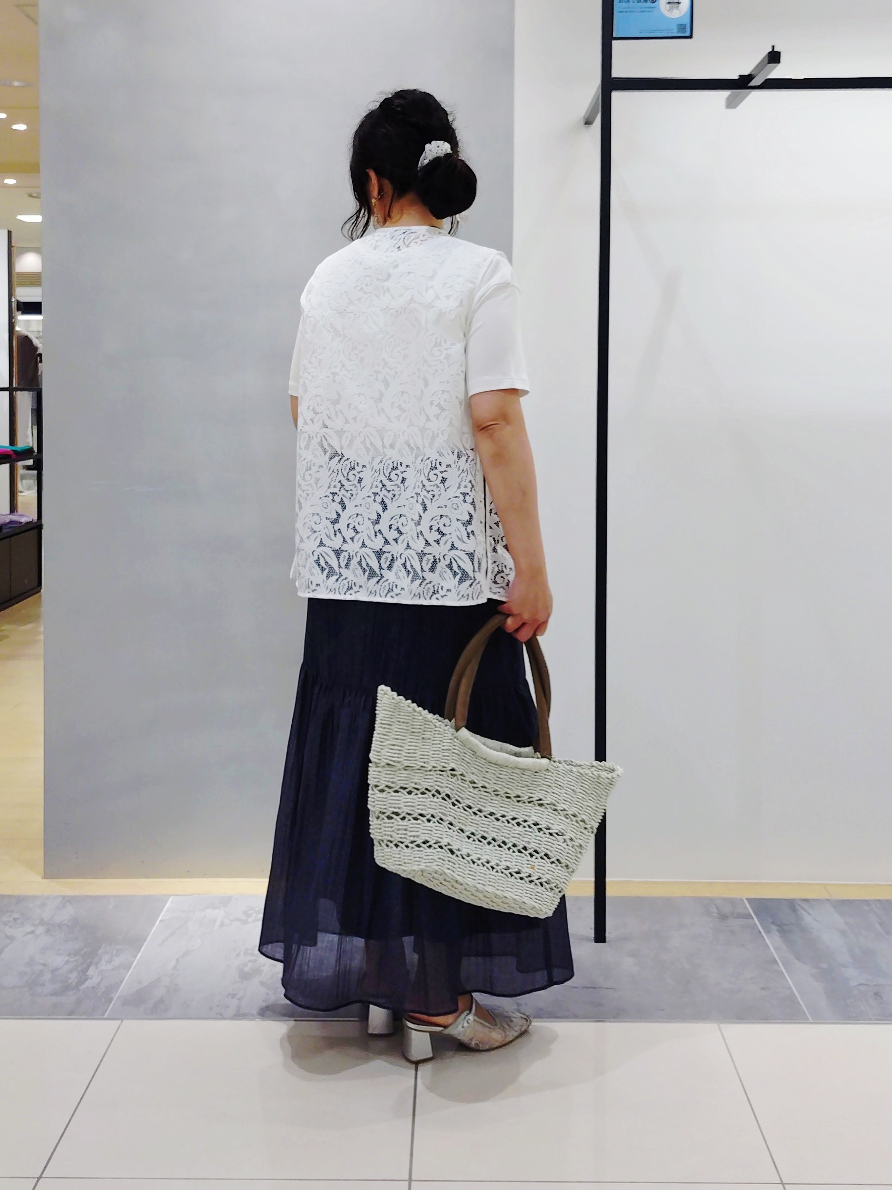 TOMOMIさんの「INDIVI｜【洗える／きれいめ】デニム風シアーティアードスカート」を使ったコーディネート