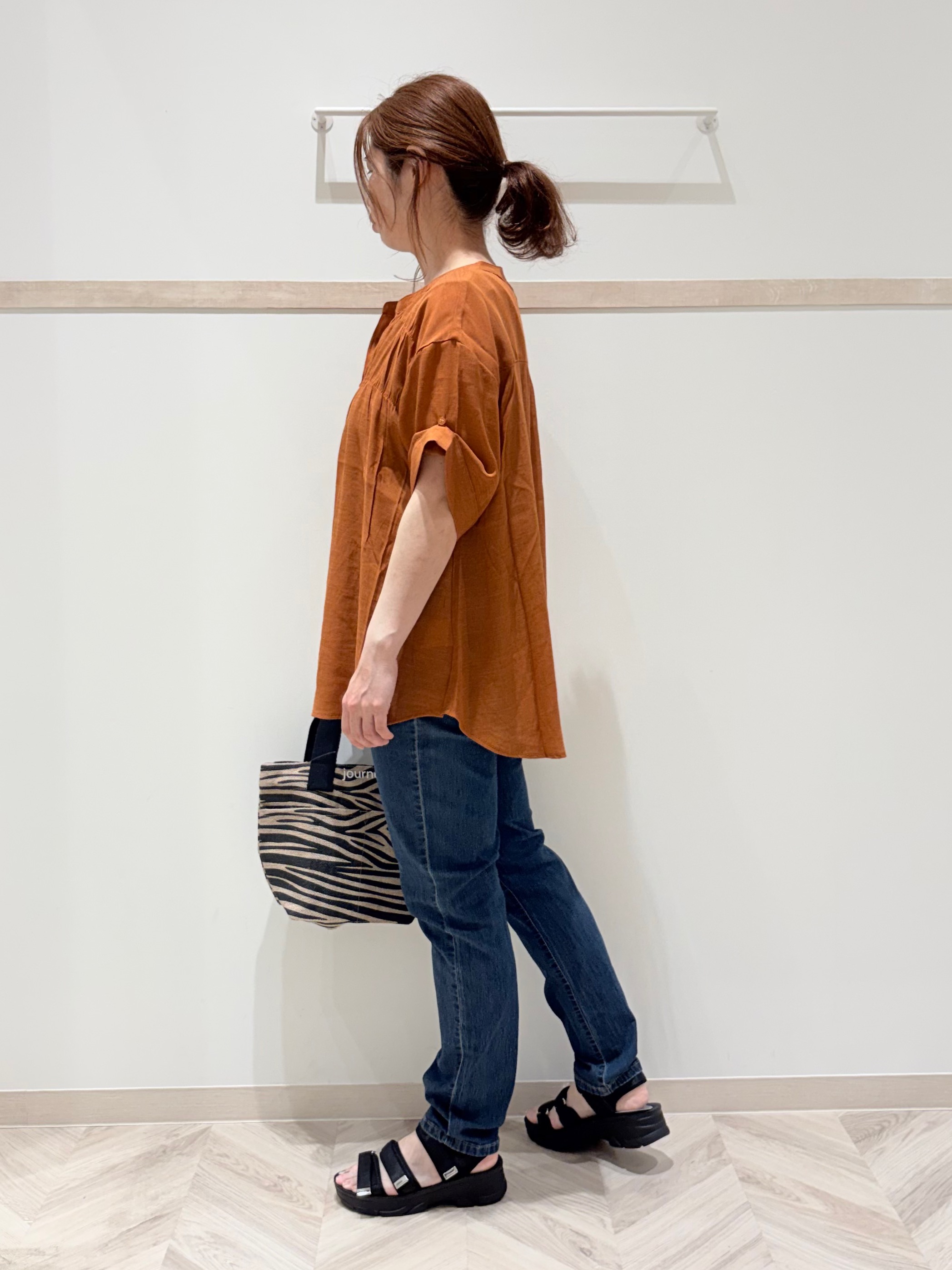 c_h_i_k_aさんの「SHOO･LA･RUE｜【ひんやり/UV】お袖の長さが調整出来る シャーリングスキッパーブラウス」を使ったコーディネート