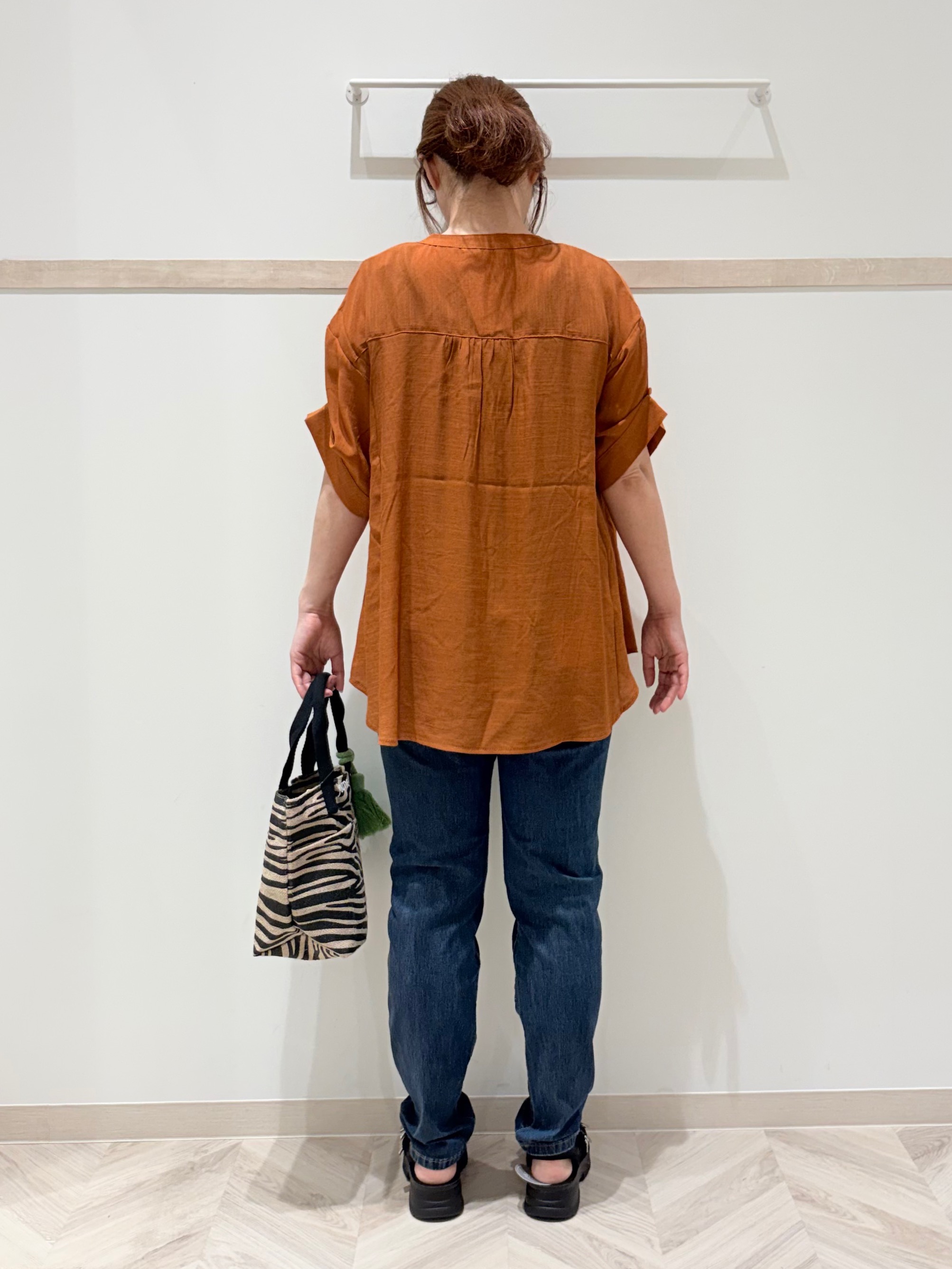 c_h_i_k_aさんの「SHOO･LA･RUE｜【ひんやり/UV】お袖の長さが調整出来る シャーリングスキッパーブラウス」を使ったコーディネート