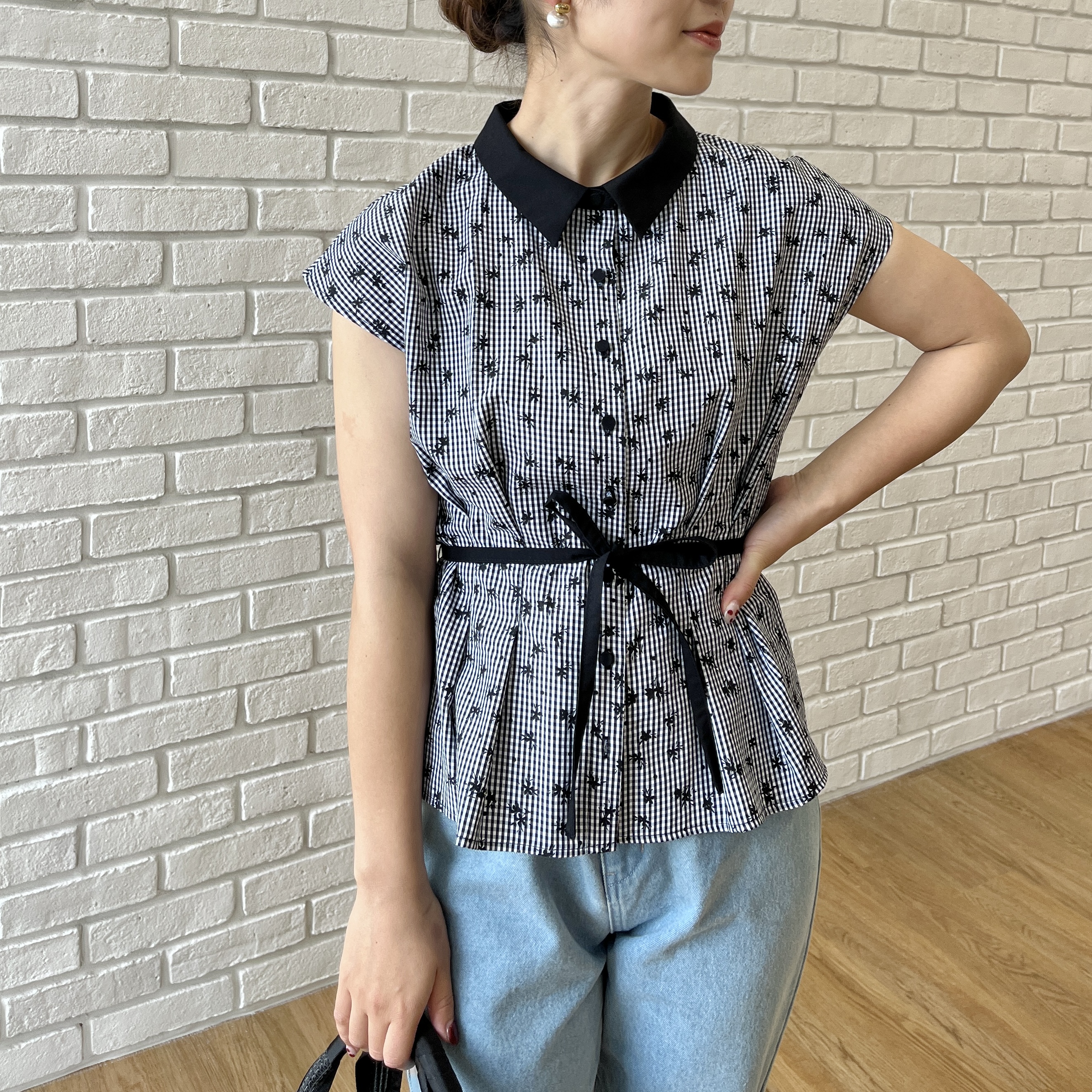 makiさんの「Couture brooch｜【洗える】フラワープリント チェックシャツ」を使ったコーディネート