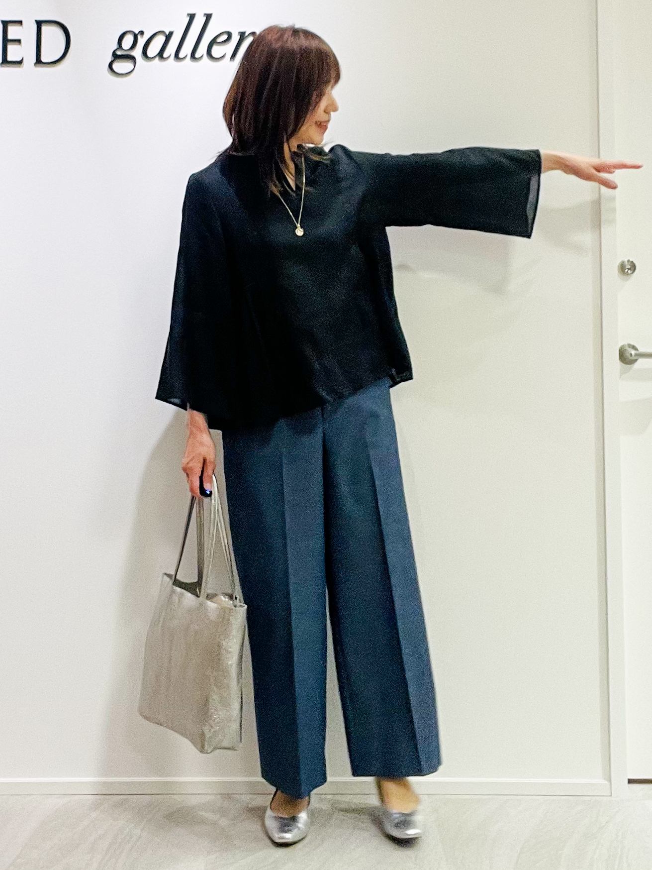 めいさんの「UNTITLED｜【接触冷感/麻混/洗える】ドライタッチキーネックブラウス」を使ったコーディネート