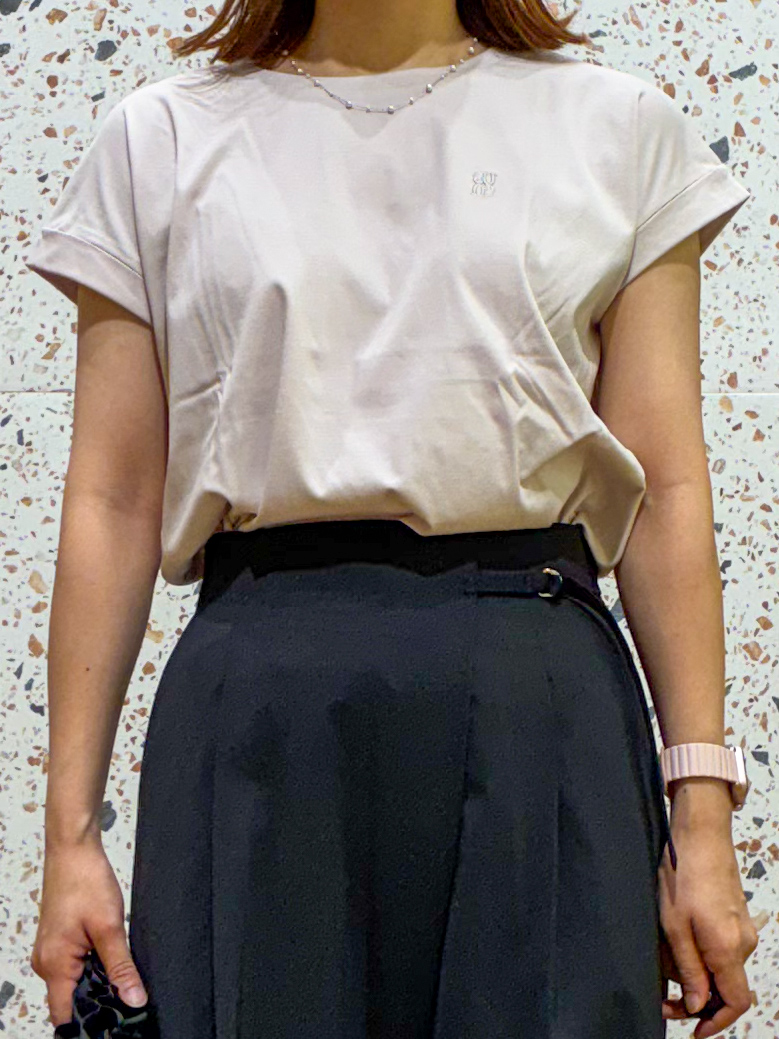 さくらさんの「OPAQUE.CLIP｜【接触冷感／UV】ワンポイント刺繍Tシャツ《7col／XS~3L／洗濯機OK》」を使ったコーディネート