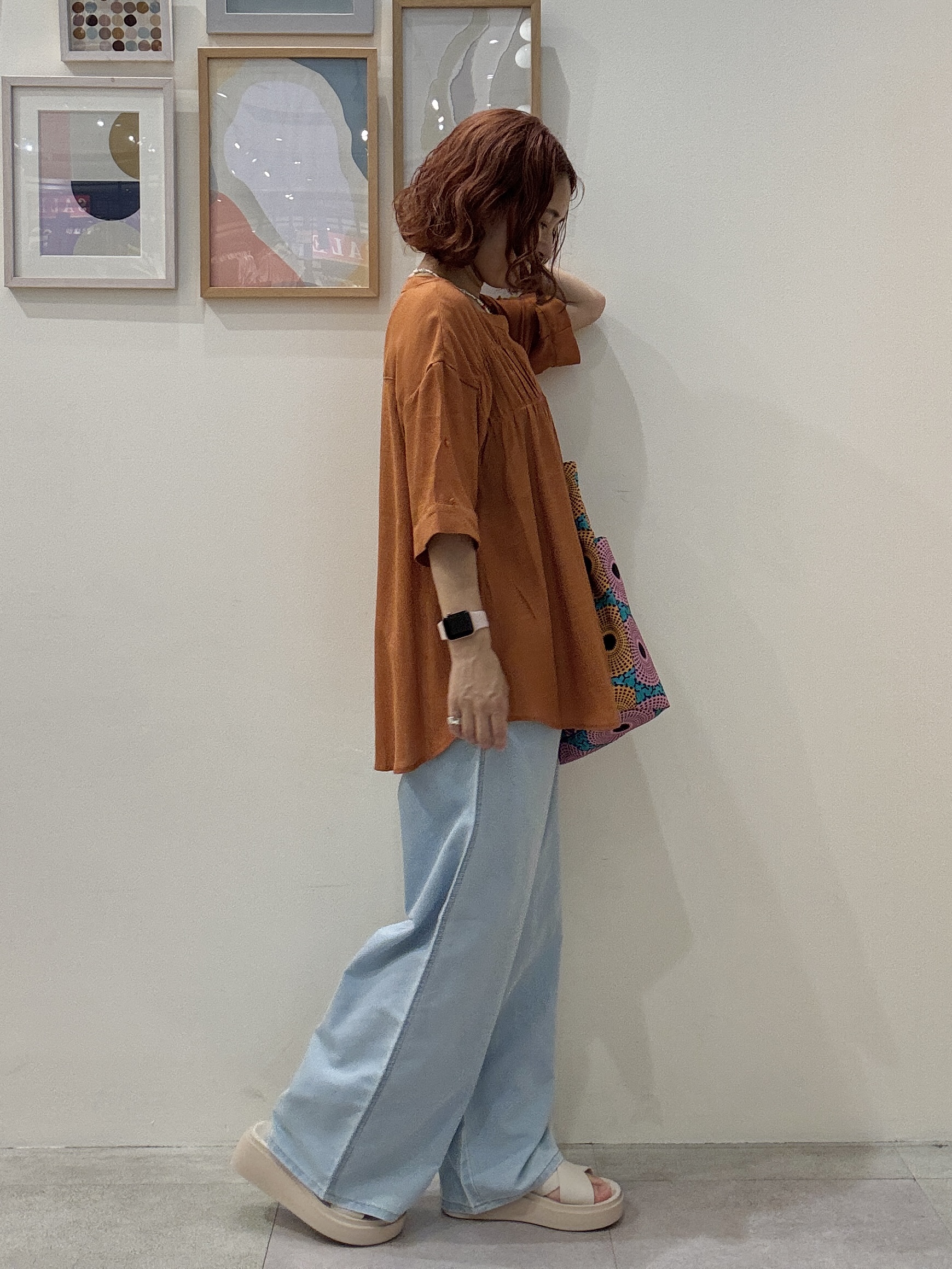 たけぴさんの「SHOO･LA･RUE｜【ひんやり/UV】お袖の長さが調整出来る シャーリングスキッパーブラウス」を使ったコーディネート