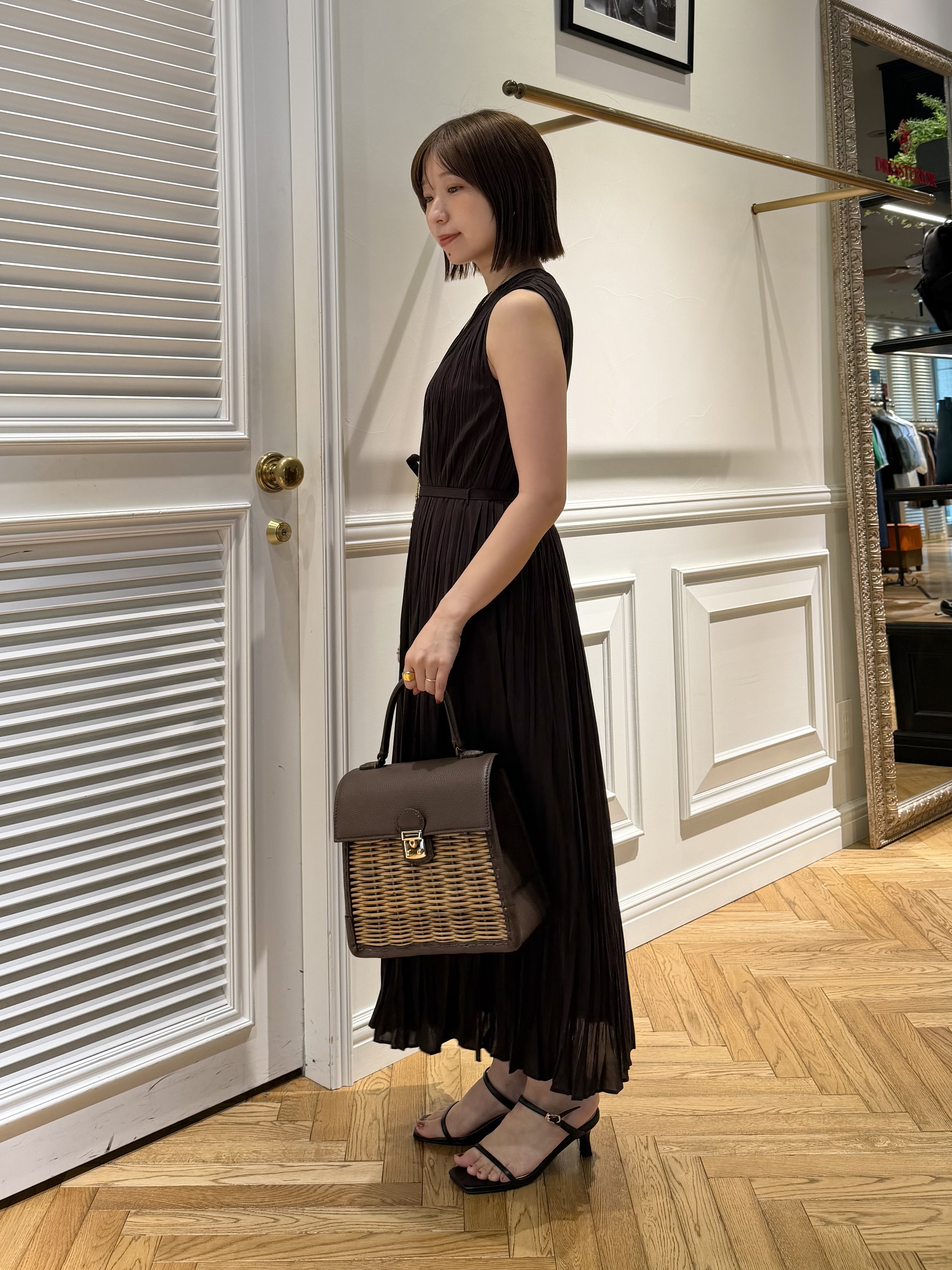つじ まこさんの「DRESSTERIOR｜【ウォッシャブル/2WAYシルエット】ノースリーブプリーツワンピース」を使ったコーディネート