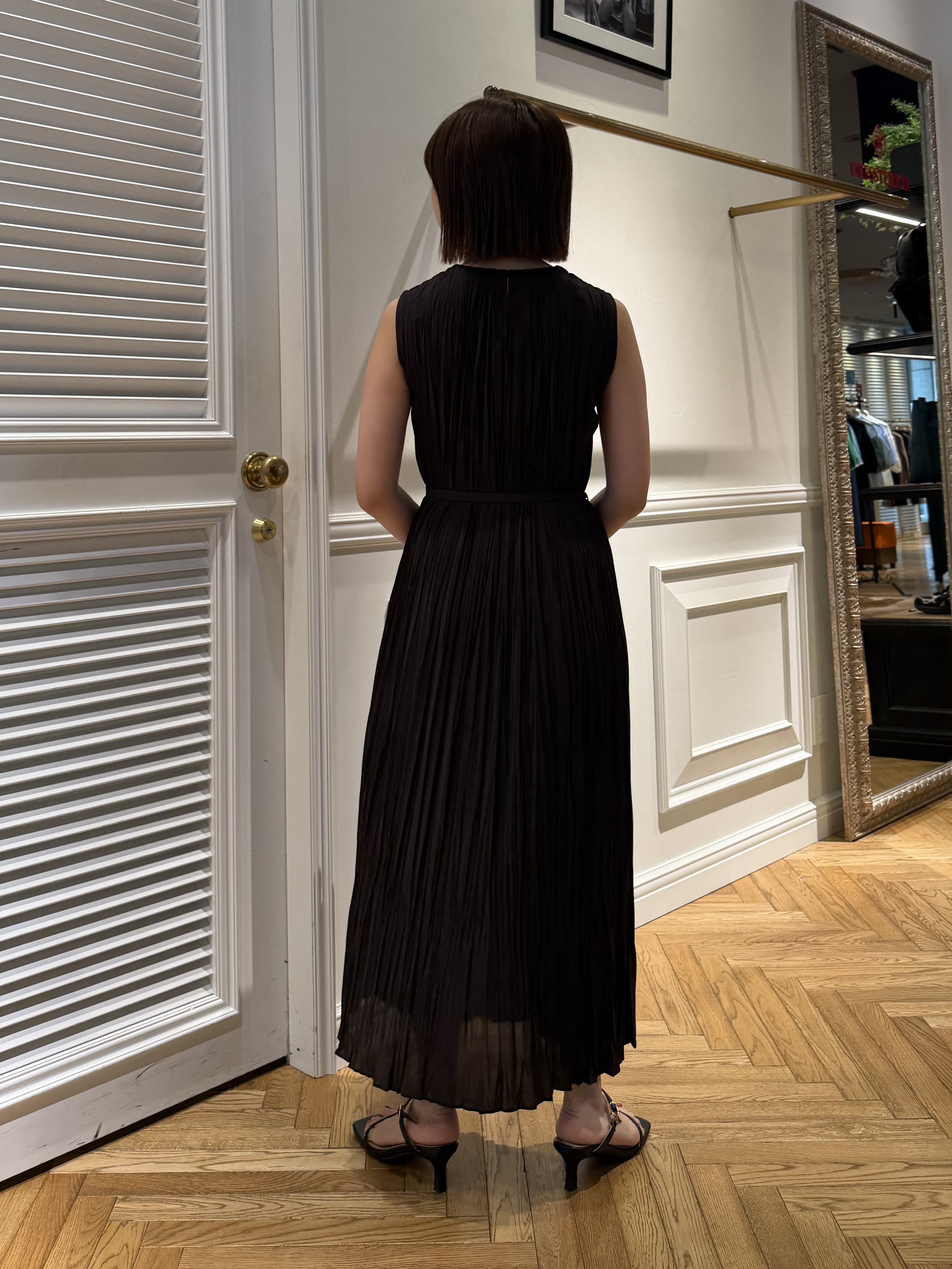 つじ まこさんの「DRESSTERIOR｜【ウォッシャブル/2WAYシルエット】ノースリーブプリーツワンピース」を使ったコーディネート