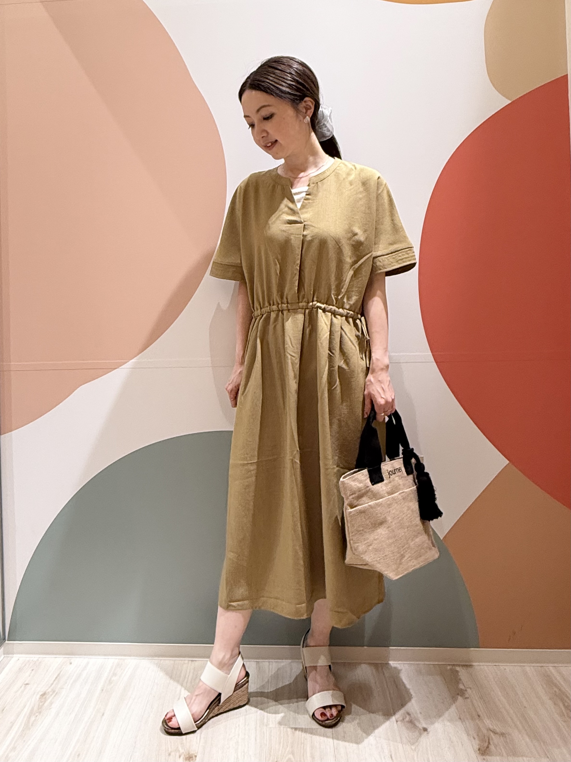 長女さんの「SHOO･LA･RUE｜【洗濯機可/体型カバー】ウエストシャーリングでお腹周りが気にならない 麻調スキッパー脇リボンワンピー」を使ったコーディネート