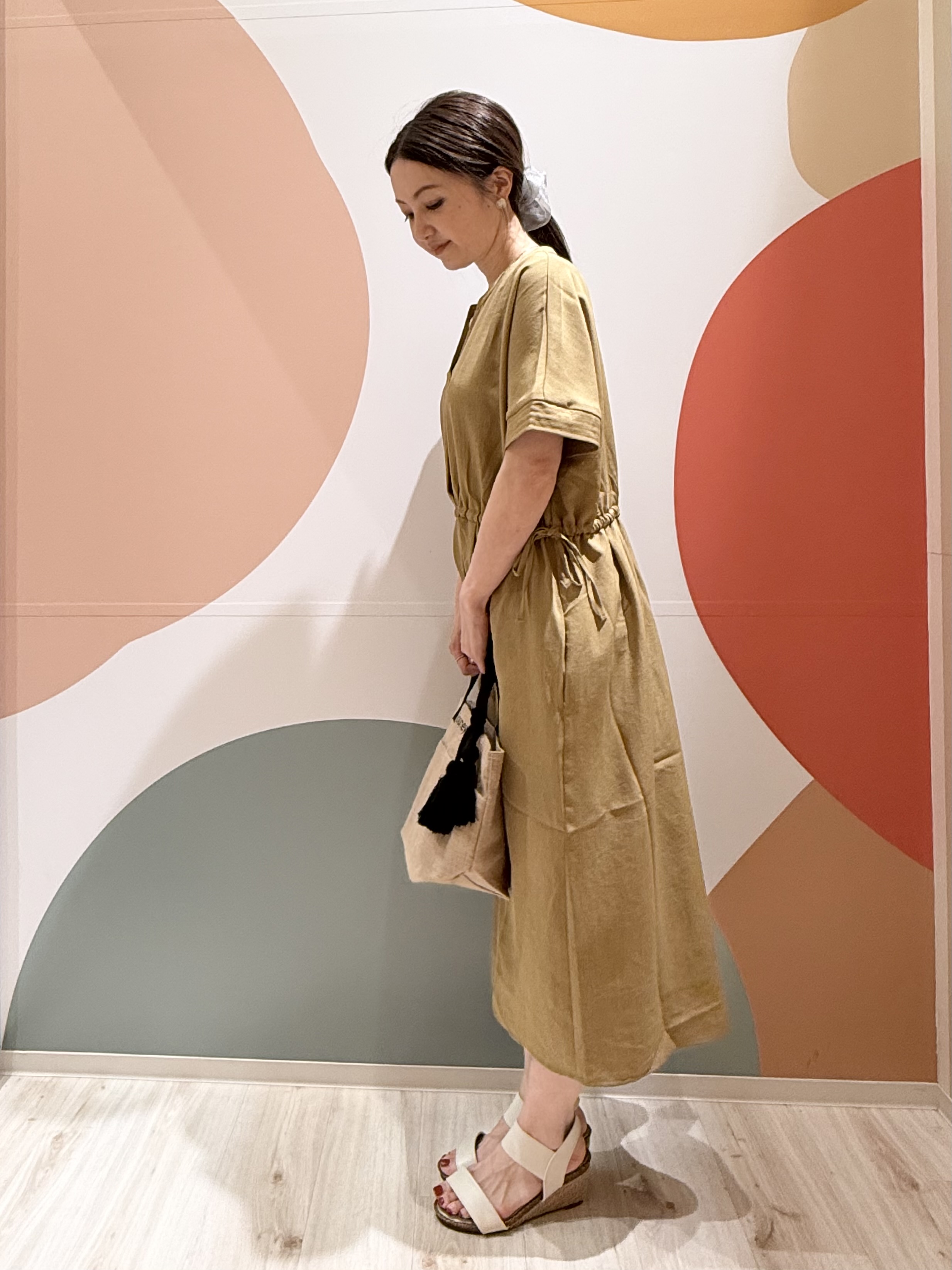 長女さんの「SHOO･LA･RUE｜【洗濯機可/体型カバー】ウエストシャーリングでお腹周りが気にならない 麻調スキッパー脇リボンワンピー」を使ったコーディネート