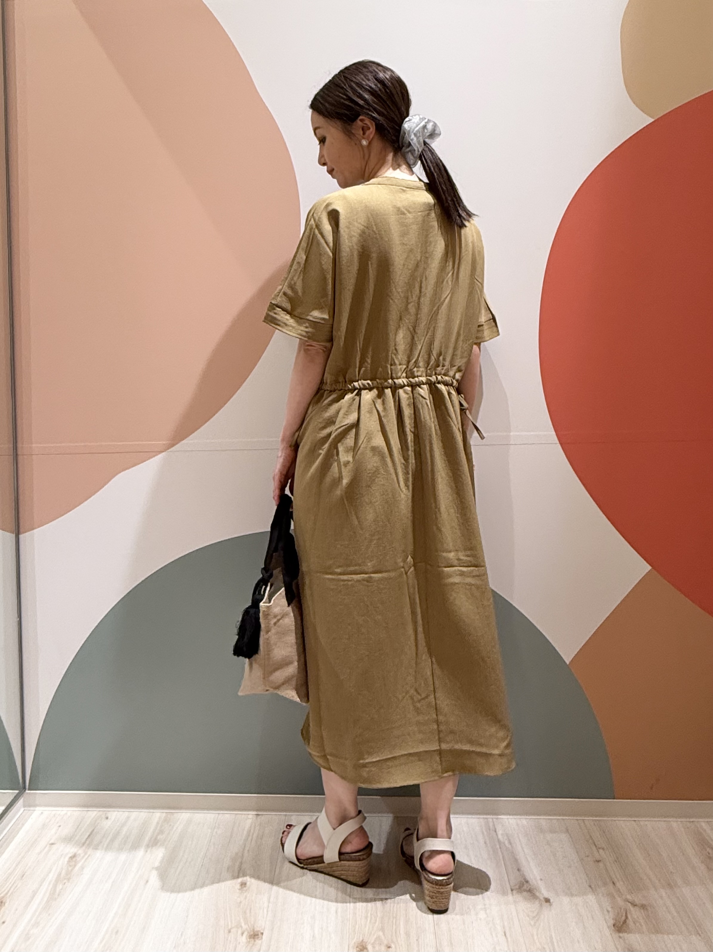 長女さんの「SHOO･LA･RUE｜【洗濯機可/体型カバー】ウエストシャーリングでお腹周りが気にならない 麻調スキッパー脇リボンワンピー」を使ったコーディネート