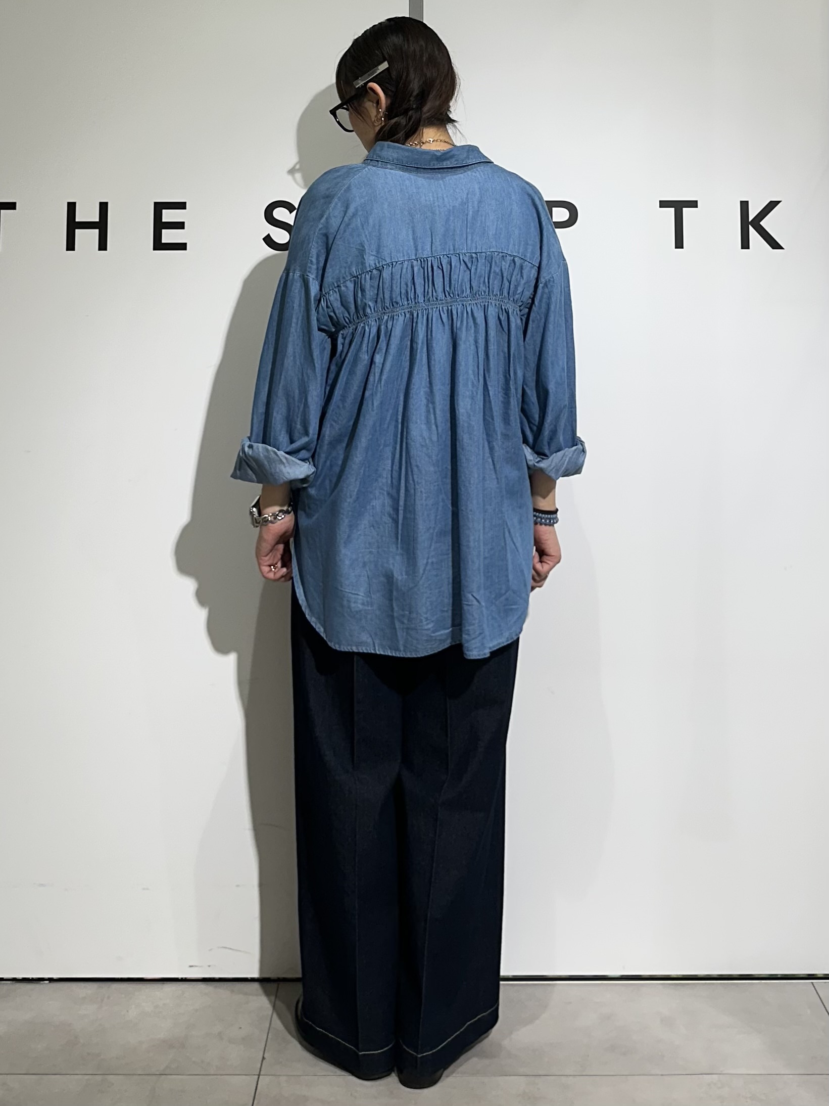 cottonさんの「THE SHOP TK｜【後ろ姿もサマになる】バックシャーリングシャツ」を使ったコーディネート