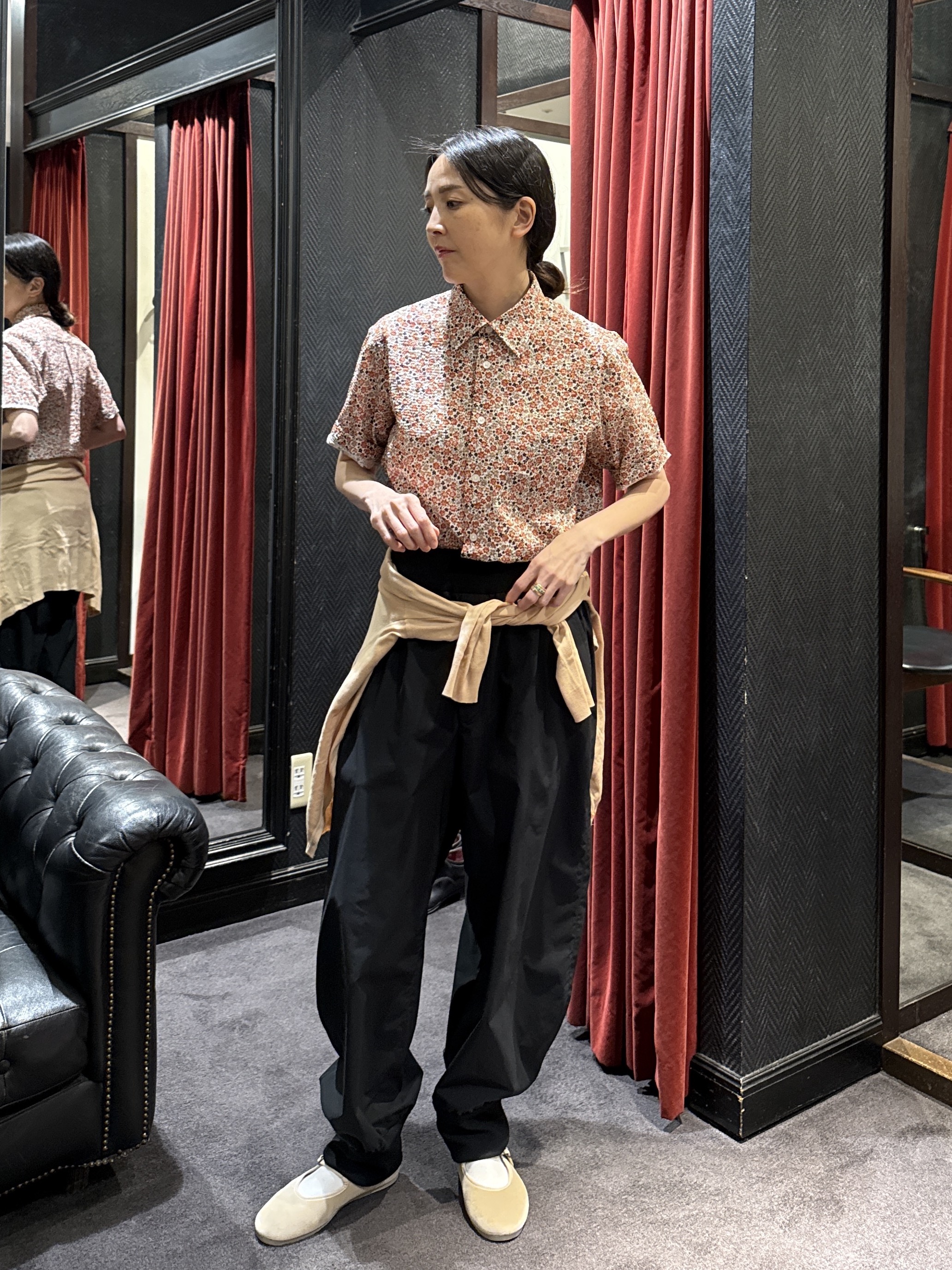 神野（jinno）さんの「TAKEO KIKUCHI｜リップル小花シャツ」を使ったコーディネート