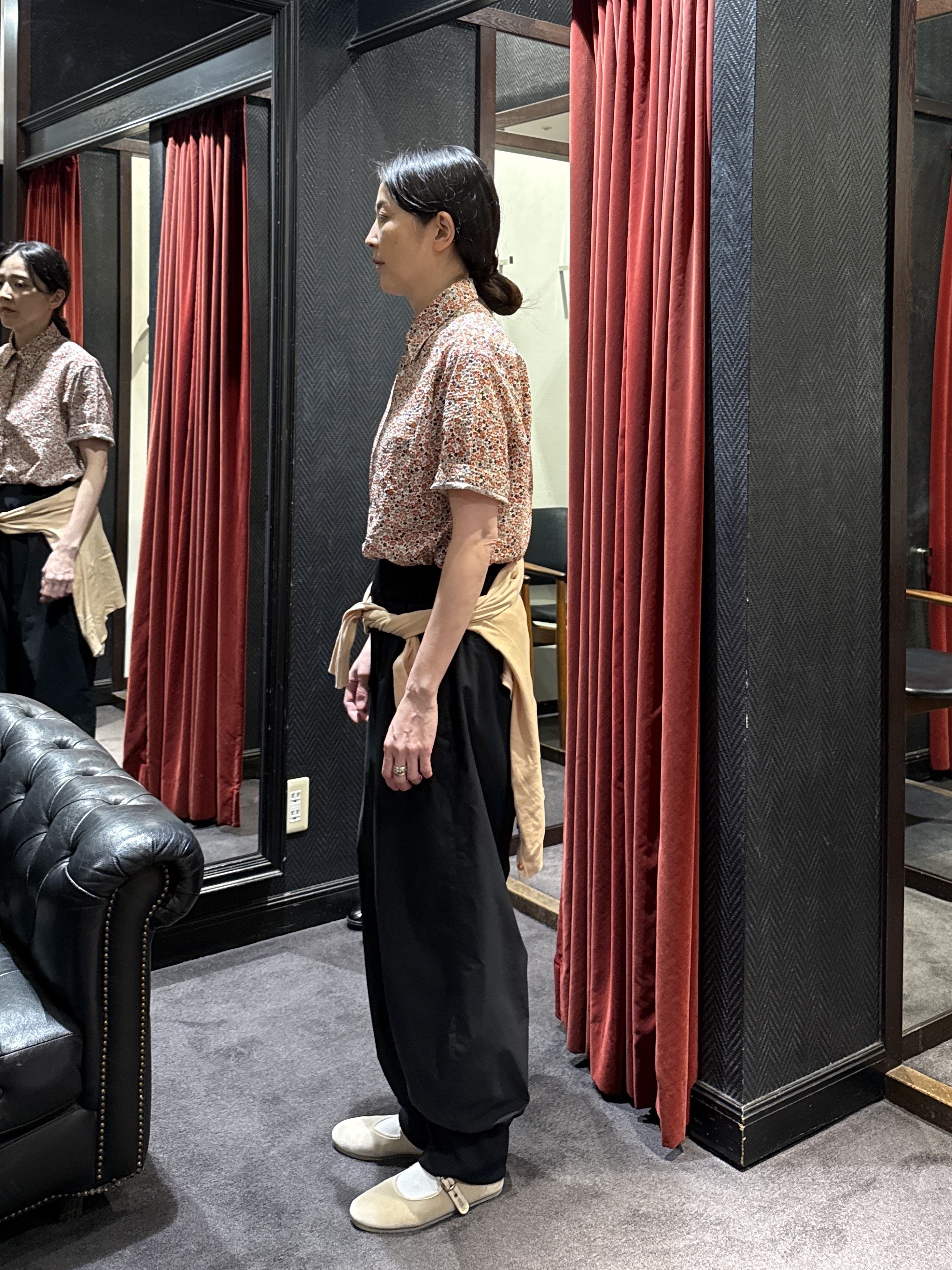 神野（jinno）さんの「TAKEO KIKUCHI｜リップル小花シャツ」を使ったコーディネート