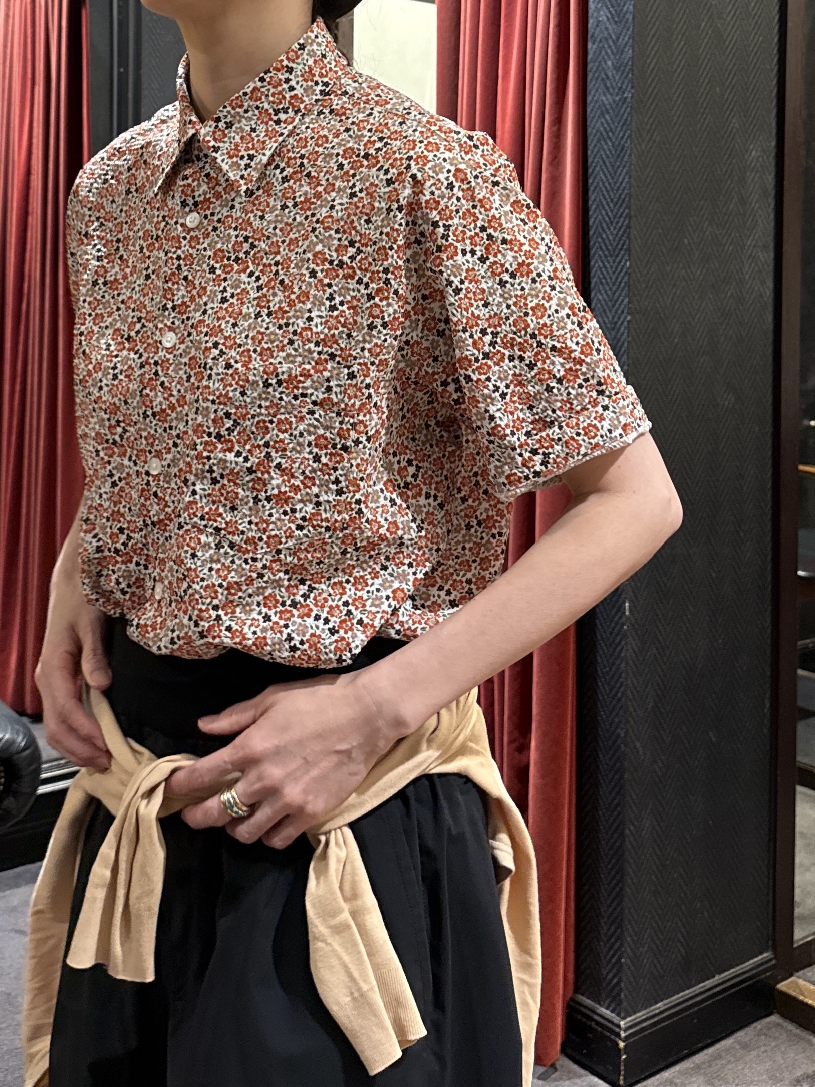 神野（jinno）さんの「TAKEO KIKUCHI｜リップル小花シャツ」を使ったコーディネート