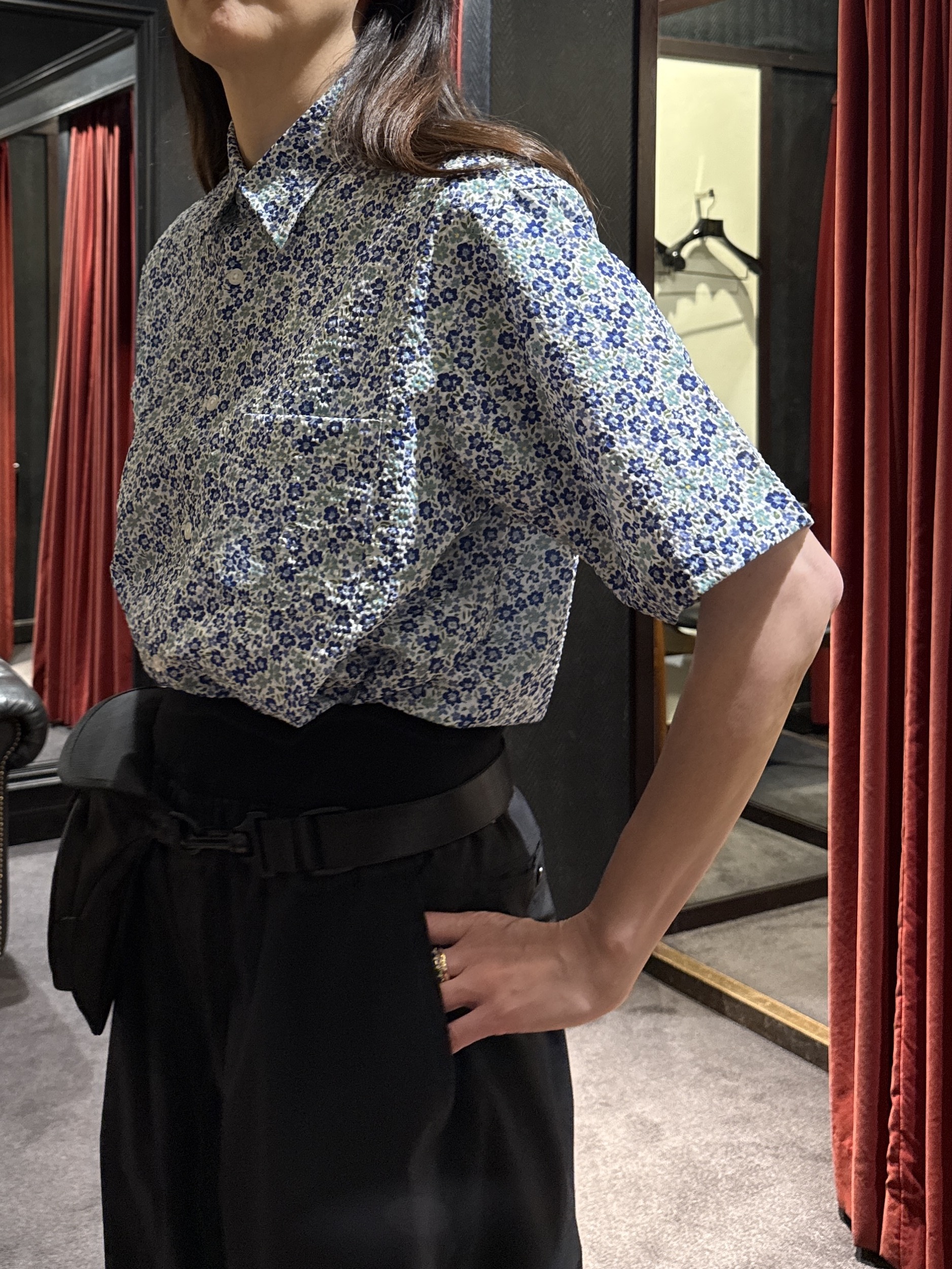 神野（jinno）さんの「TAKEO KIKUCHI｜リップル小花シャツ」を使ったコーディネート