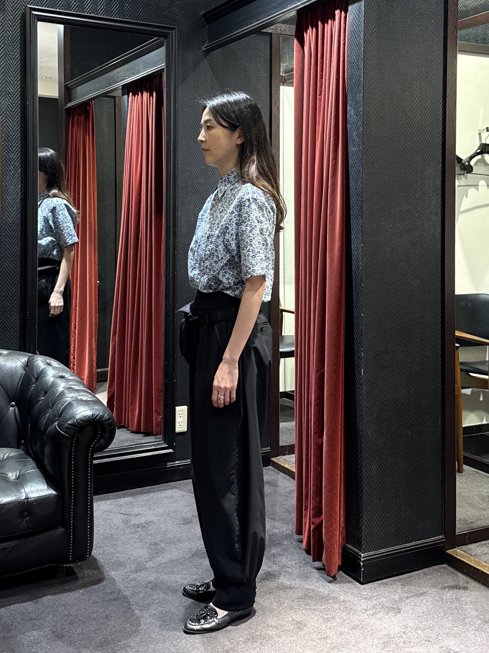 神野（jinno）さんの「TAKEO KIKUCHI｜リップル小花シャツ」を使ったコーディネート
