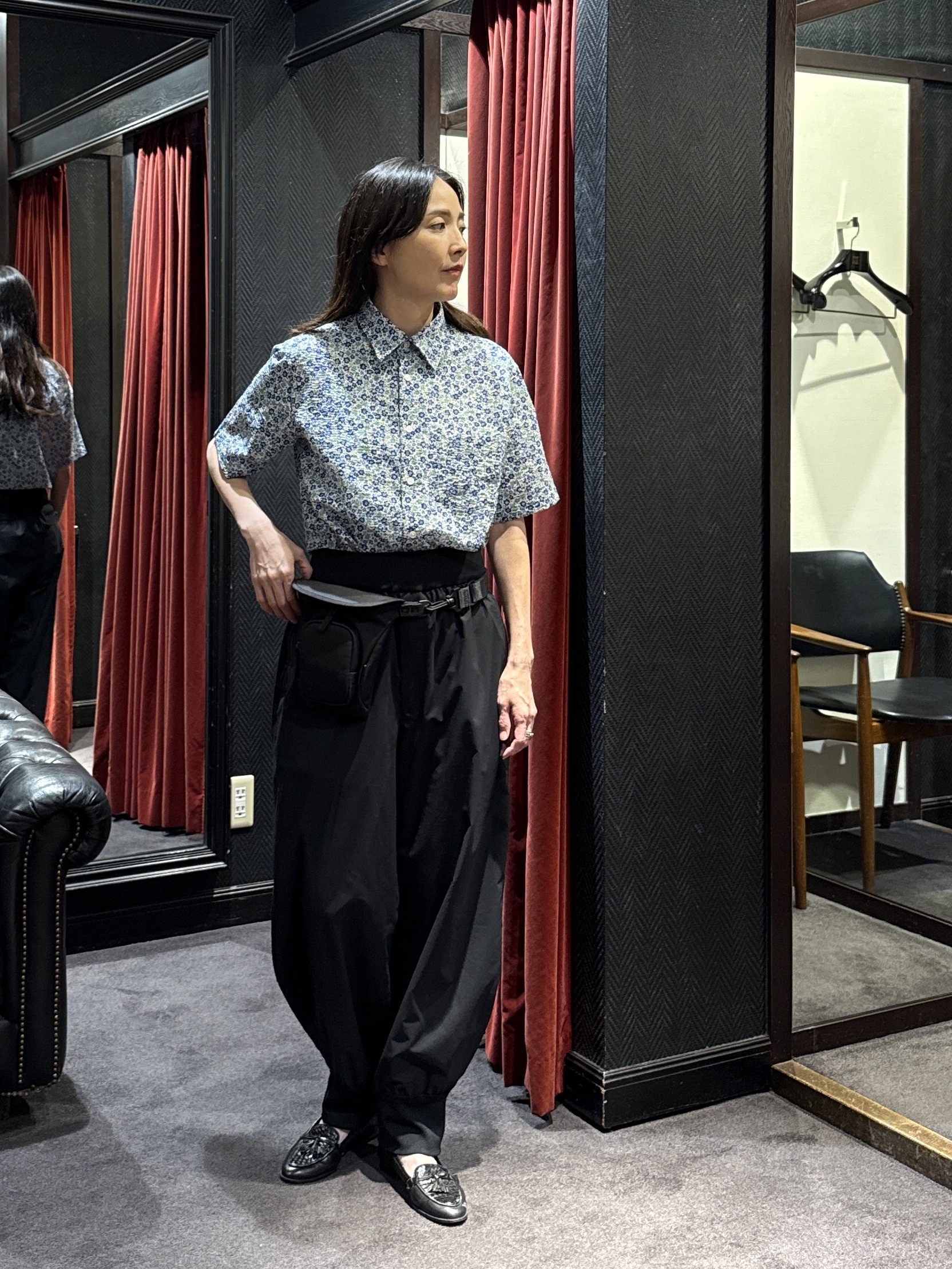 神野（jinno）さんの「TAKEO KIKUCHI｜リップル小花シャツ」を使ったコーディネート
