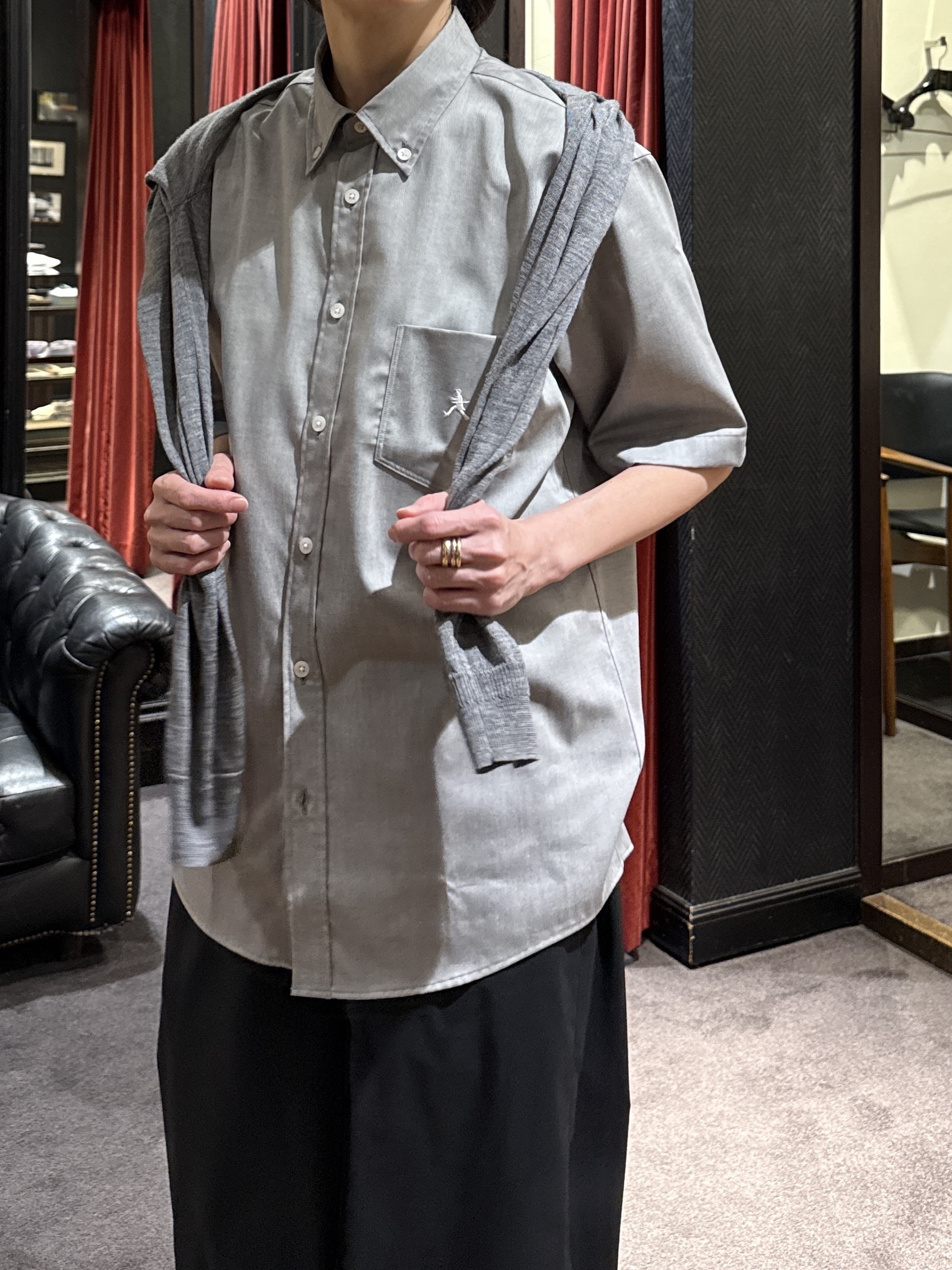 神野（jinno）さんの「TAKEO KIKUCHI｜【BOWLER HAT LABEL】ボーラーハットウォーカー刺繍 半袖ボタンダウンシャツ」を使ったコーディネート