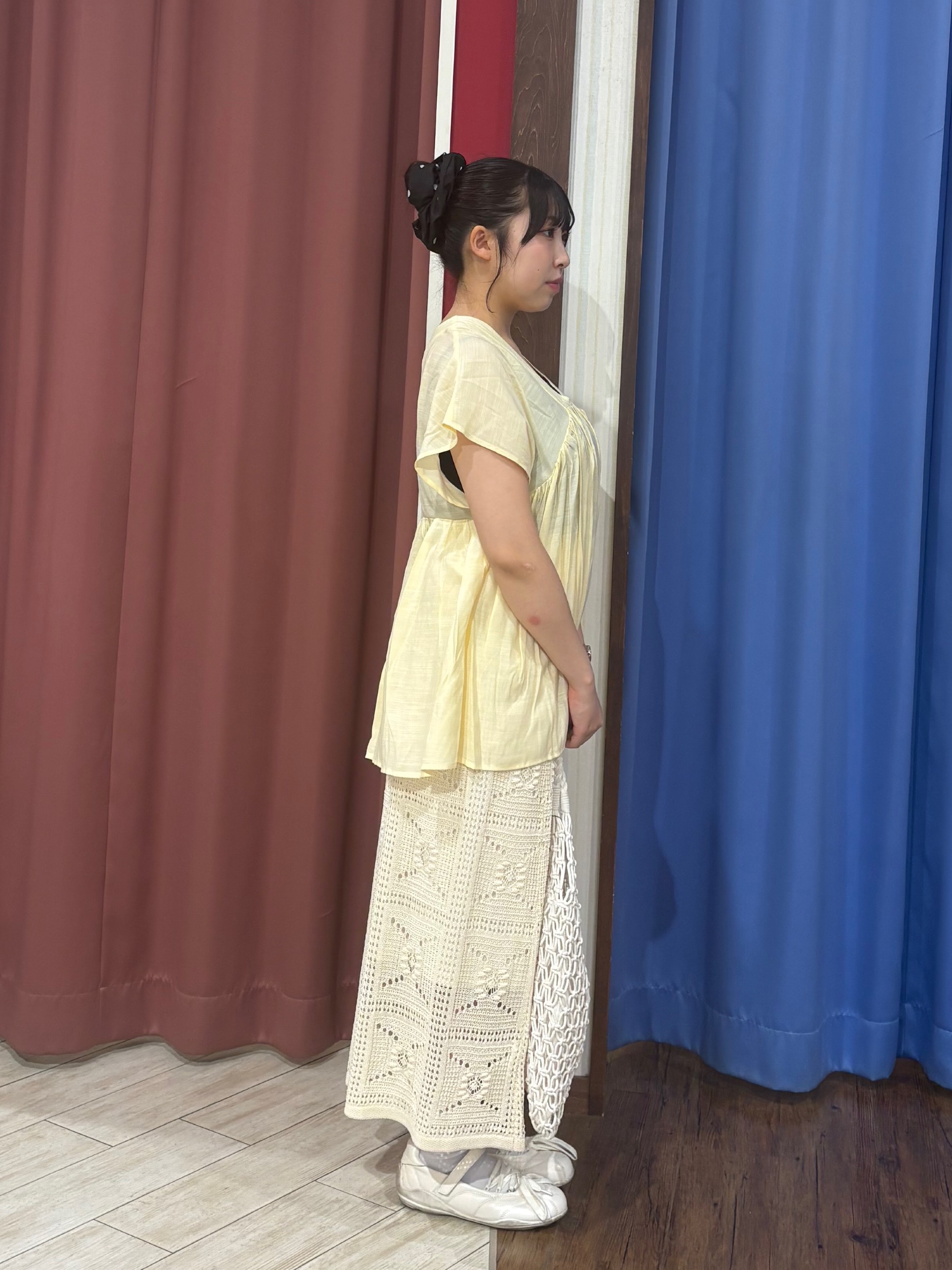 SAKUさんの「SHOO･LA･RUE｜【ひんやり/UV/体型カバー】インせず着られる Vネックギャザーブラウス」を使ったコーディネート