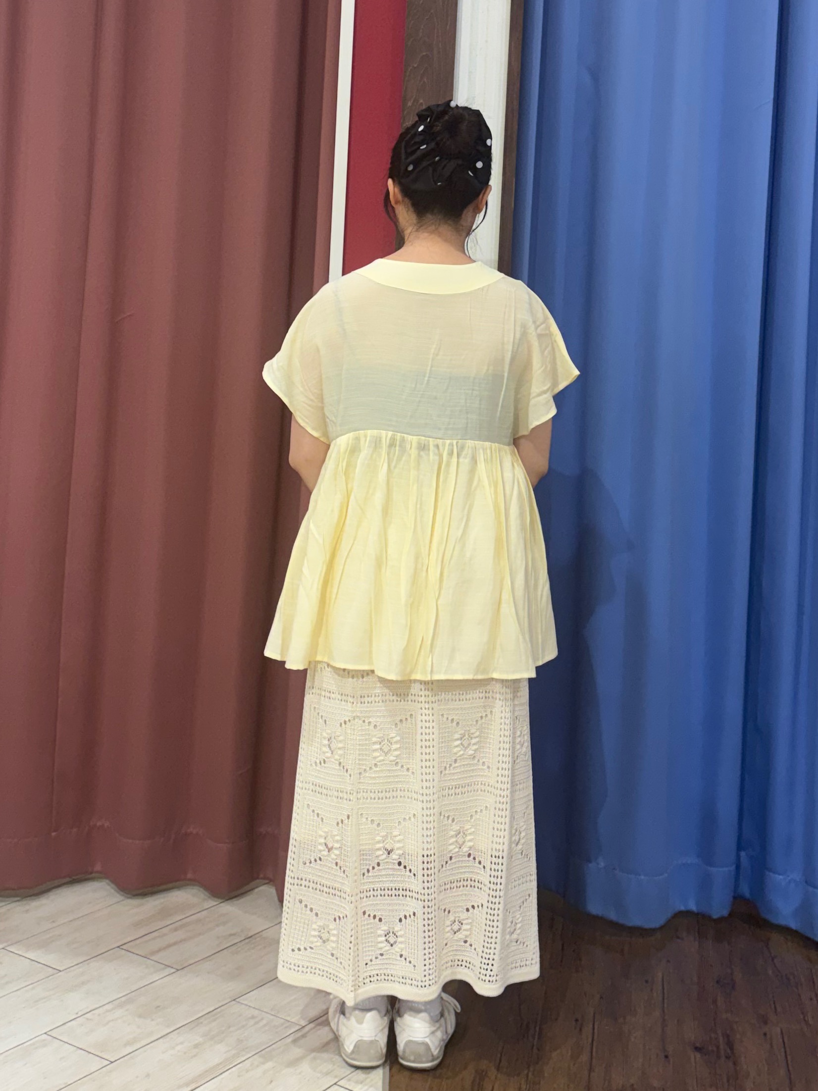 SAKUさんの「SHOO･LA･RUE｜【ひんやり/UV/体型カバー】インせず着られる Vネックギャザーブラウス」を使ったコーディネート