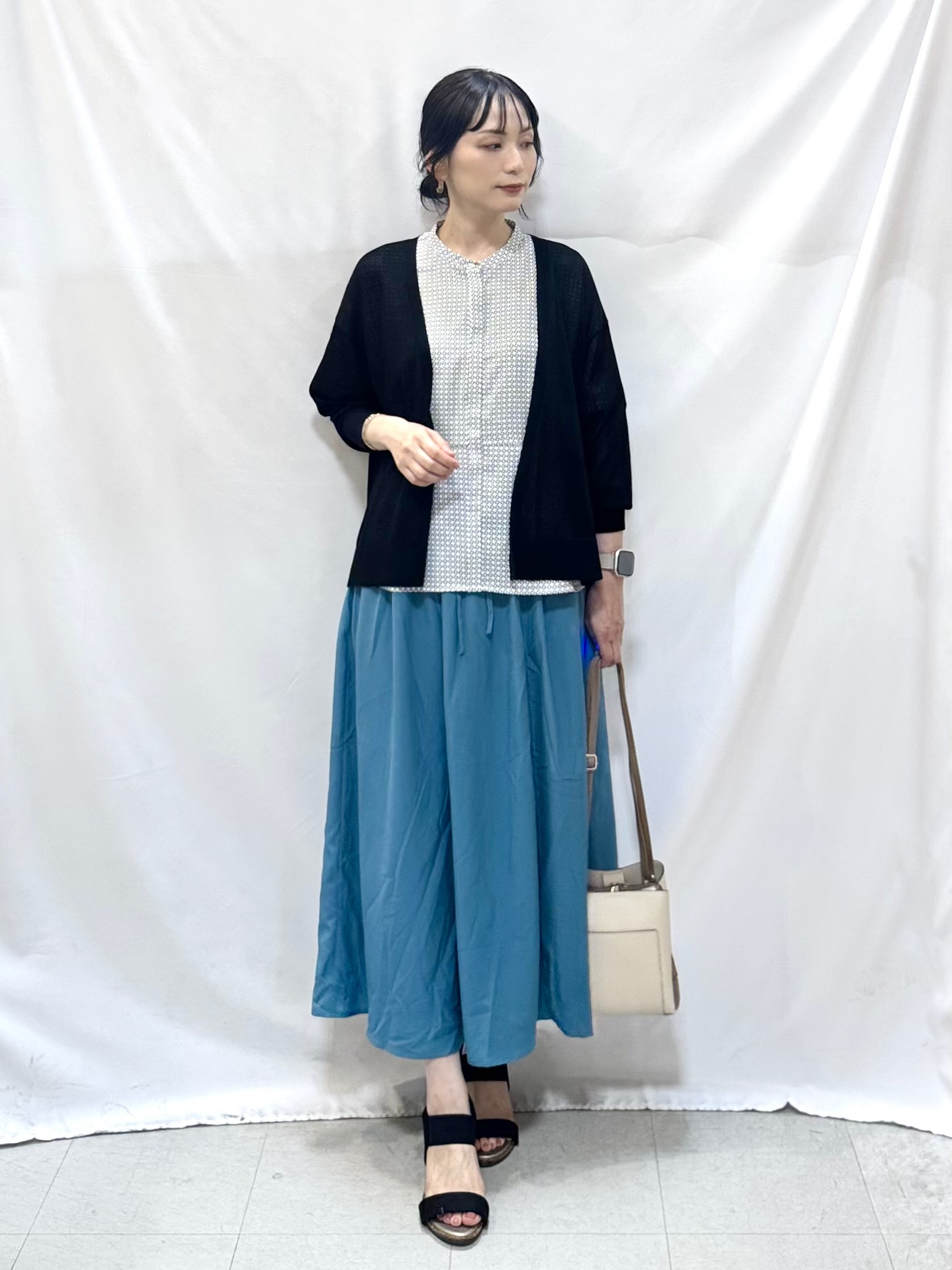 𝐇𝐢𝐫𝐨𝐦𝐢さんの「SHOO･LA･RUE｜【ひんやり/洗濯機可/S-LL】オンにもオフにも マルチに使えるボタンレスカーディガン」を使ったコーディネート